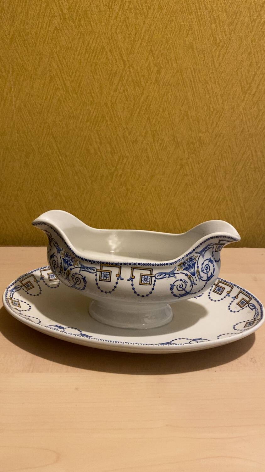 Digoin Sarreguemines gravy boat, Navarre collection