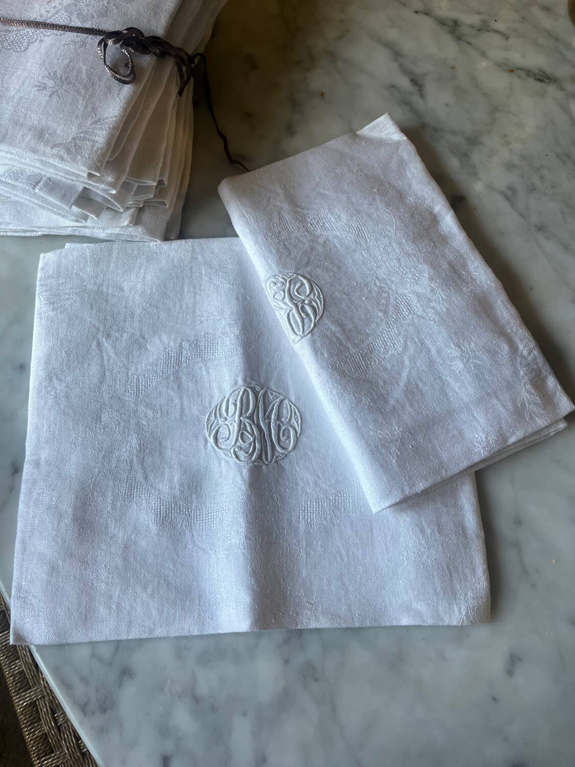 Série de 10 serviettes en lin brodé anciennes