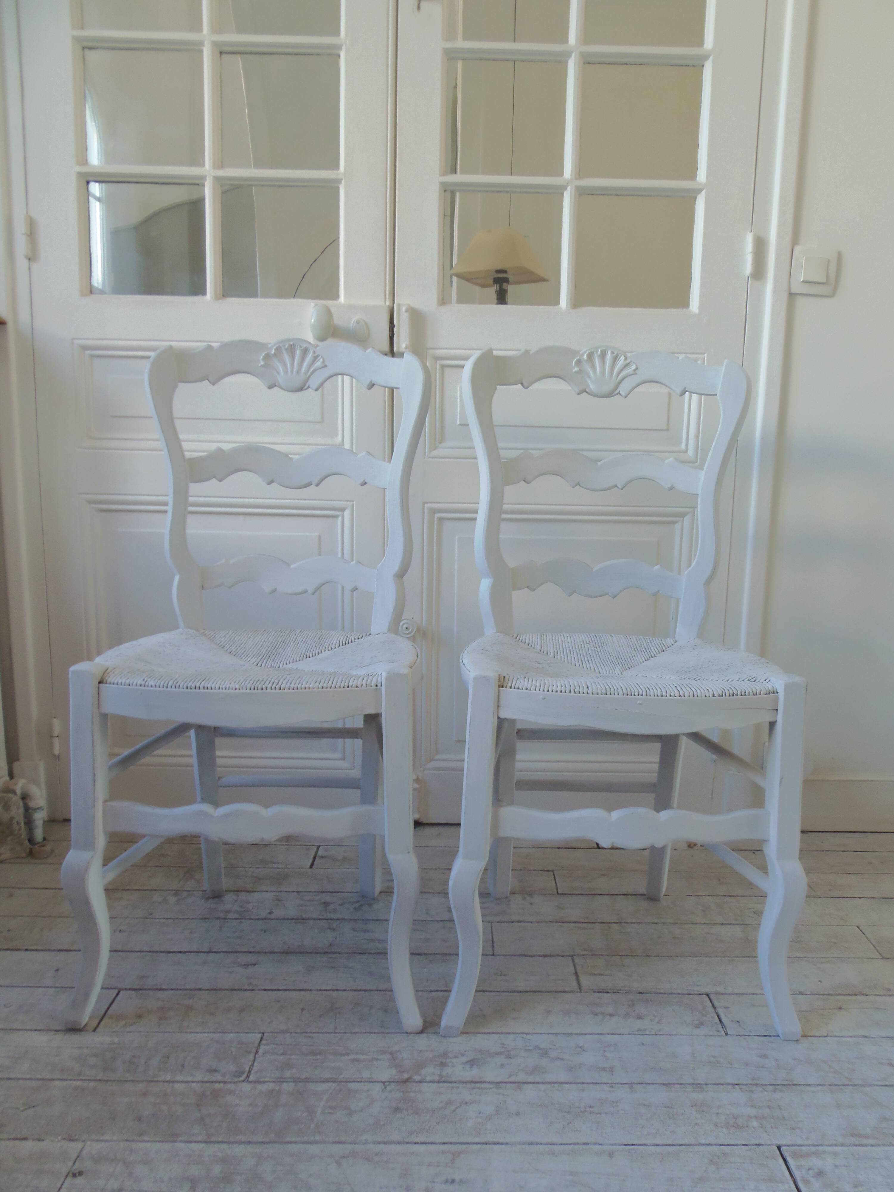 Duo de chaises style campagne réenchantées en gris perle.