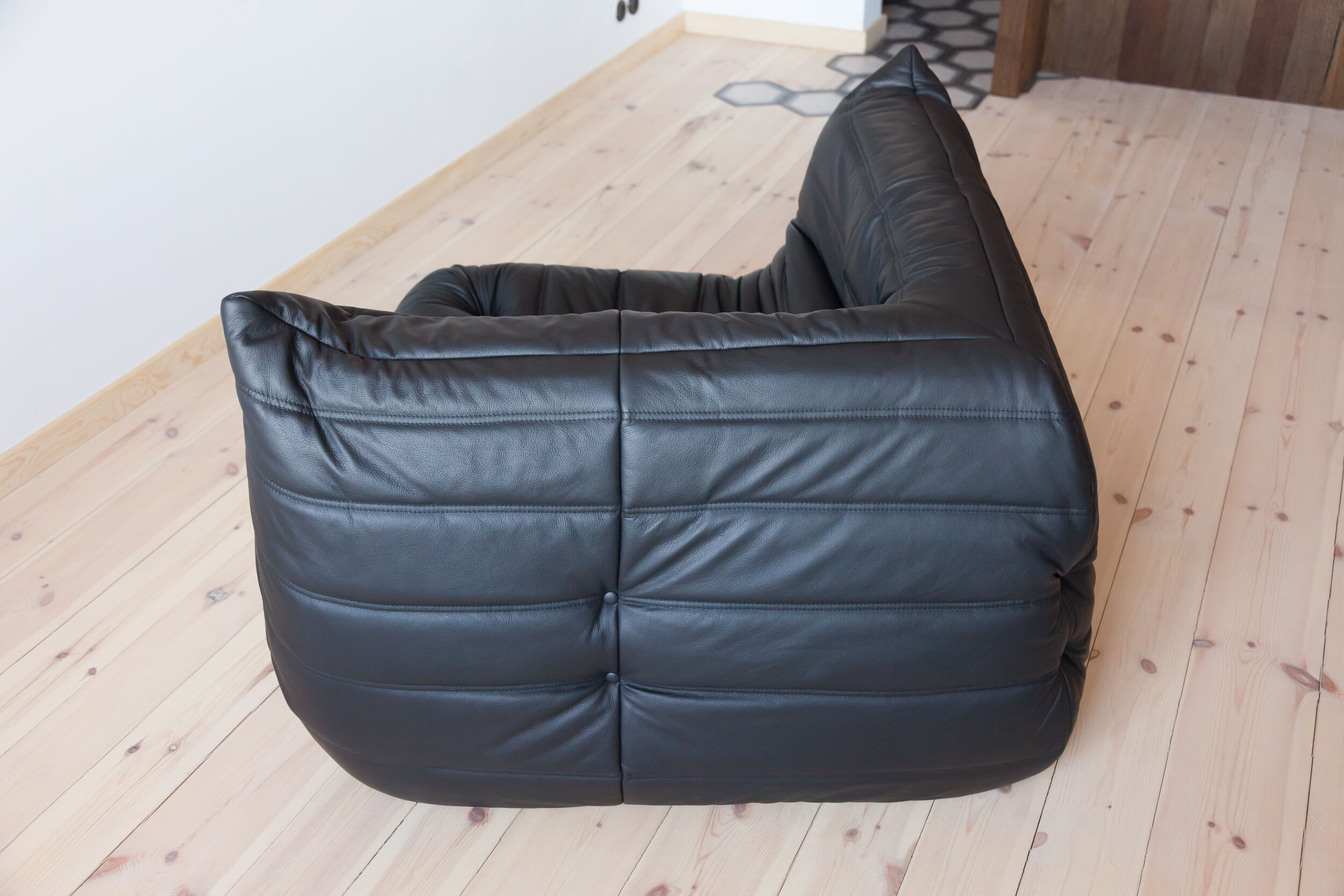 Chauffeuse d'angle Togo en cuir noir modèle dessiné par Michel Ducaroy 1973