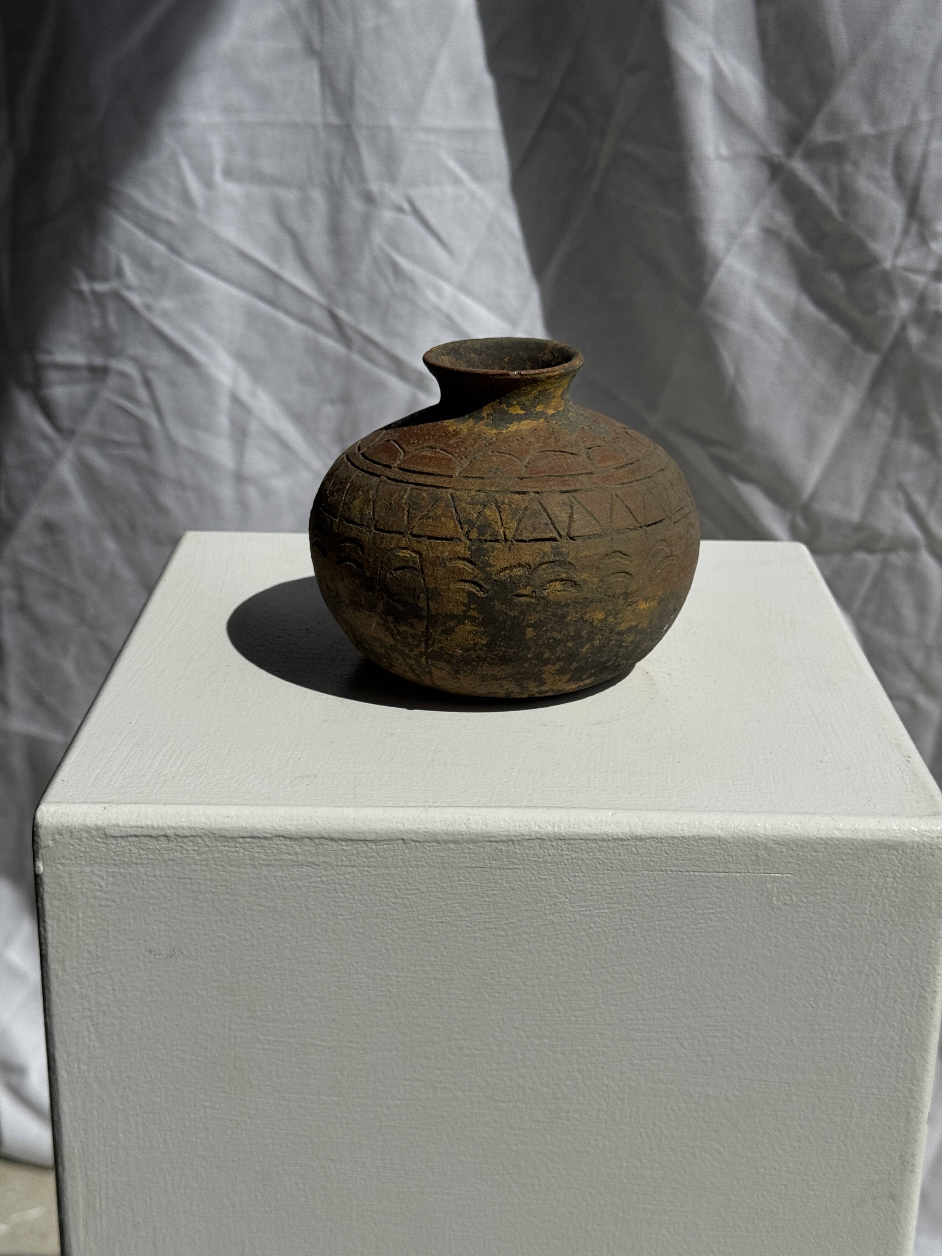 Small round ancient vase in engraved terracotta, Indonesian polychromy H10 D1
