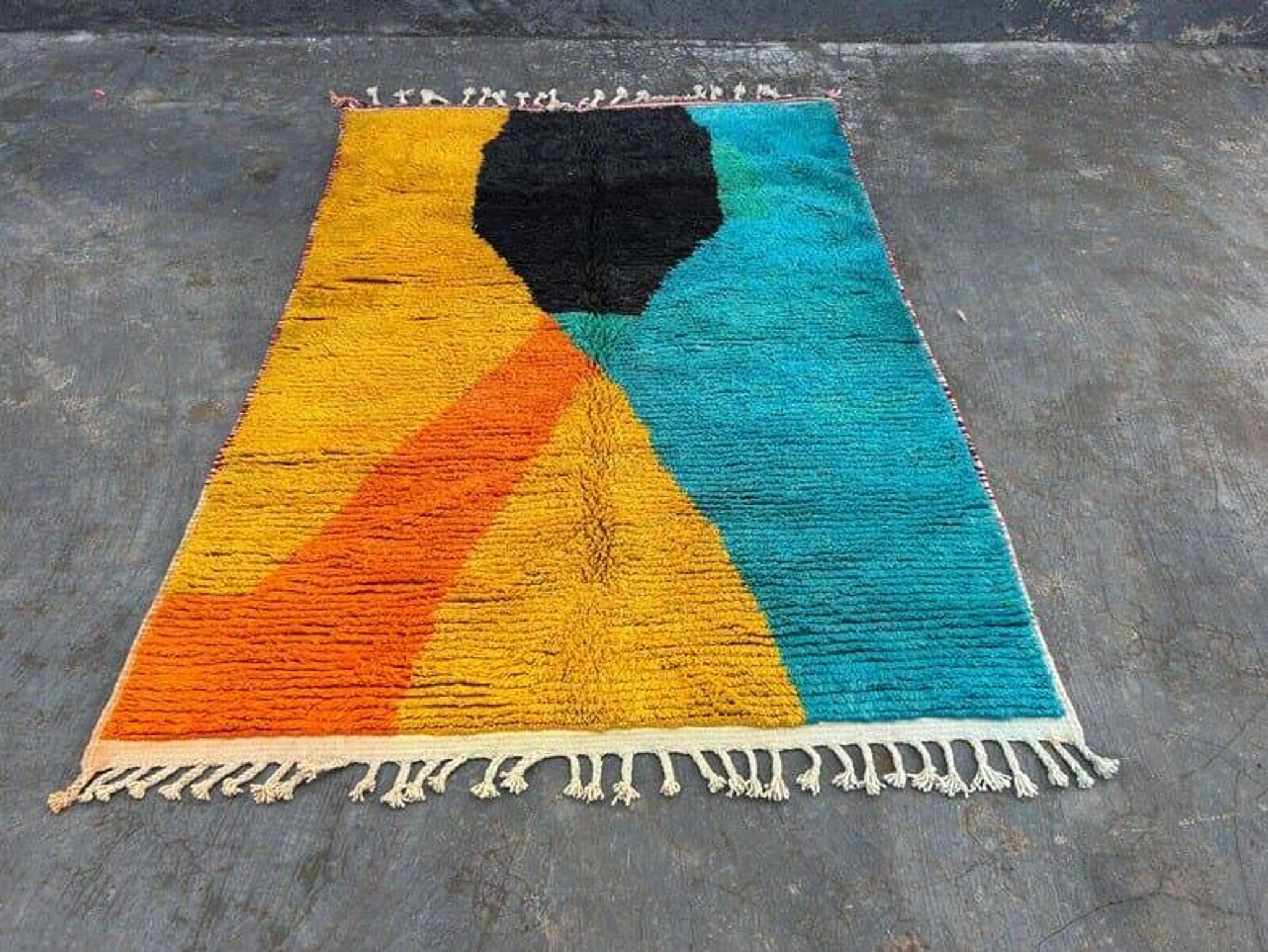 Handmade traditional Moroccan Berber rug size 150 x 250 cm
