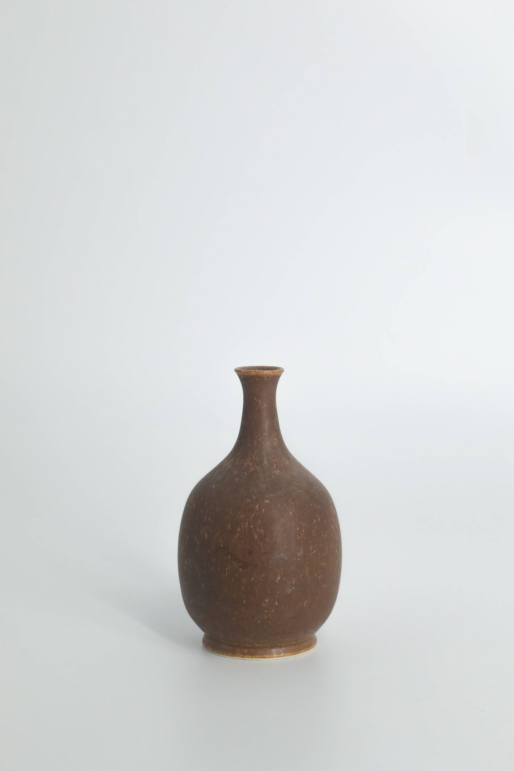 Set of 4 Scandinavian collectible vases in brown stoneware by Gunnar Borg.