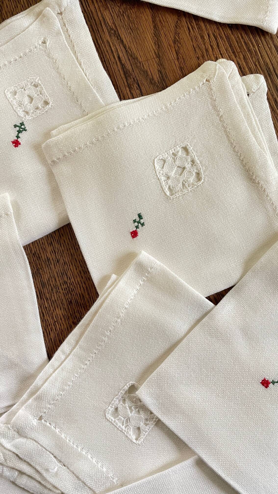 Embroidered tablecloth and 12 vintage napkins