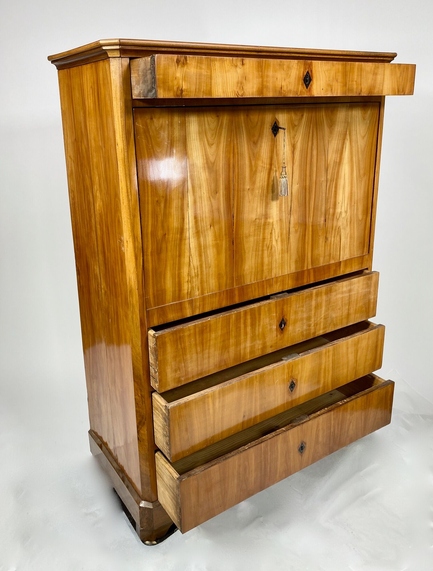 Secrétaire droit Biedermeier en placage de merisier, Circa 1820