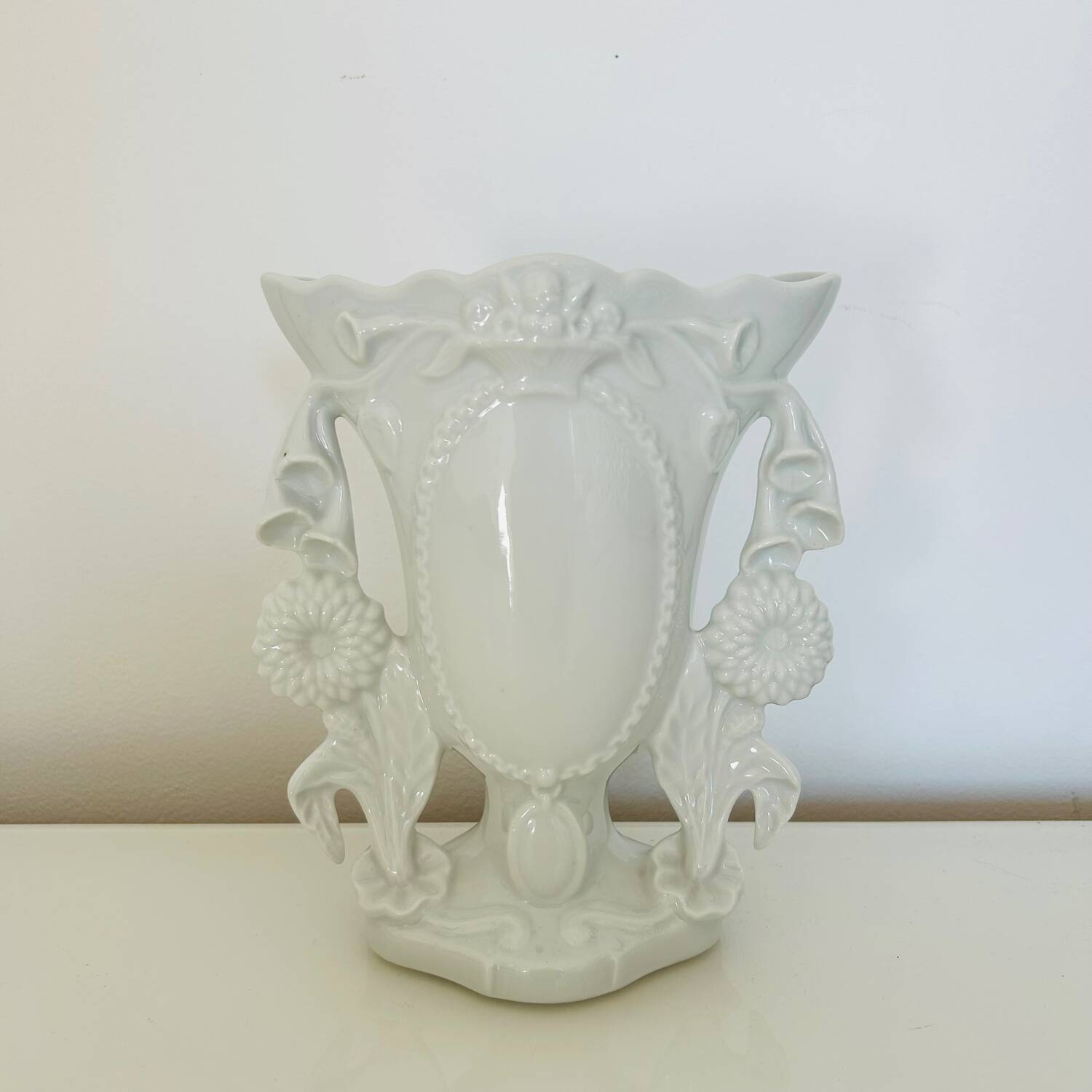 Bride's vase in porcelain