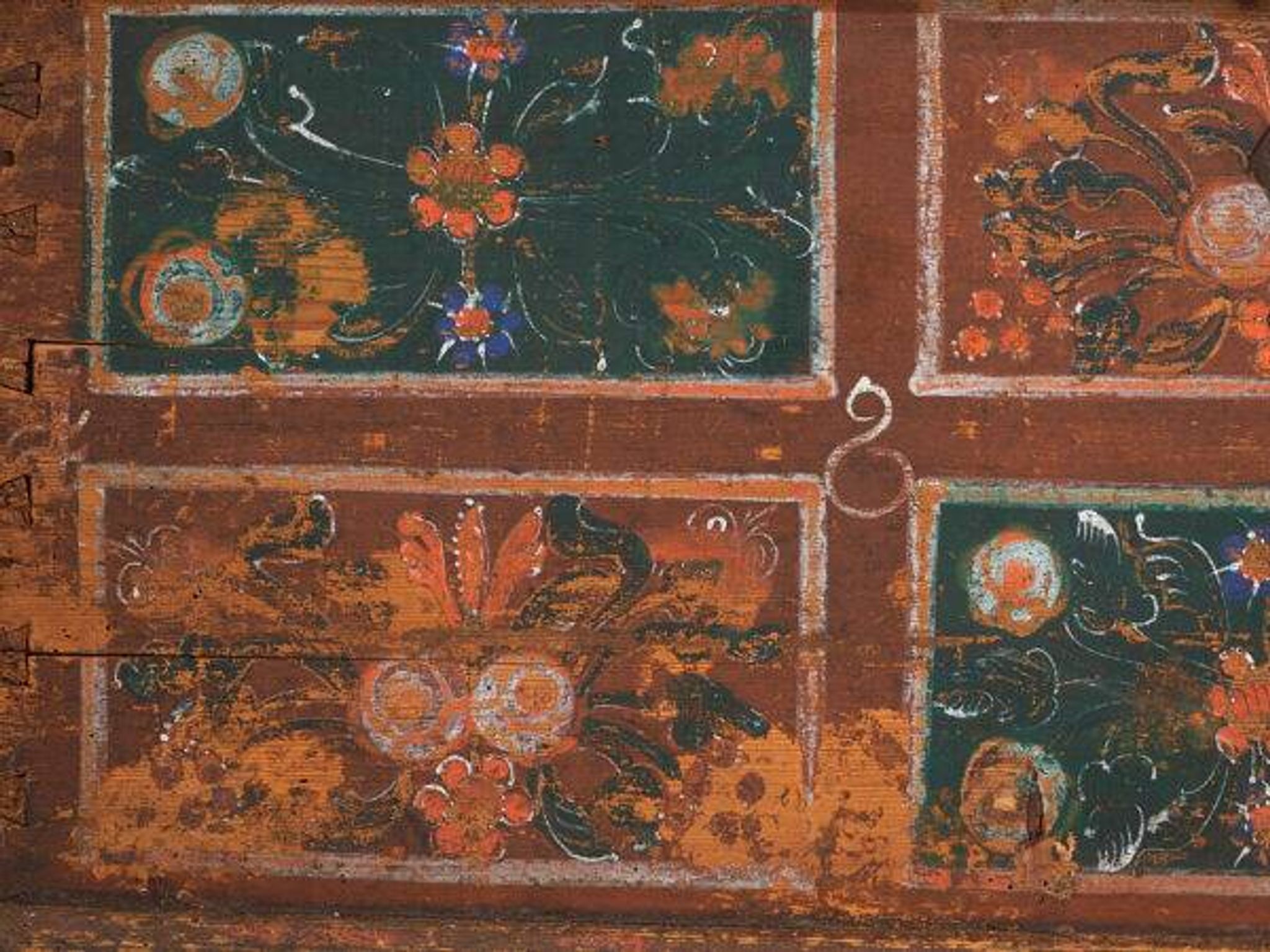 Antique storage trunk with floral decoration (circa 1895) #102