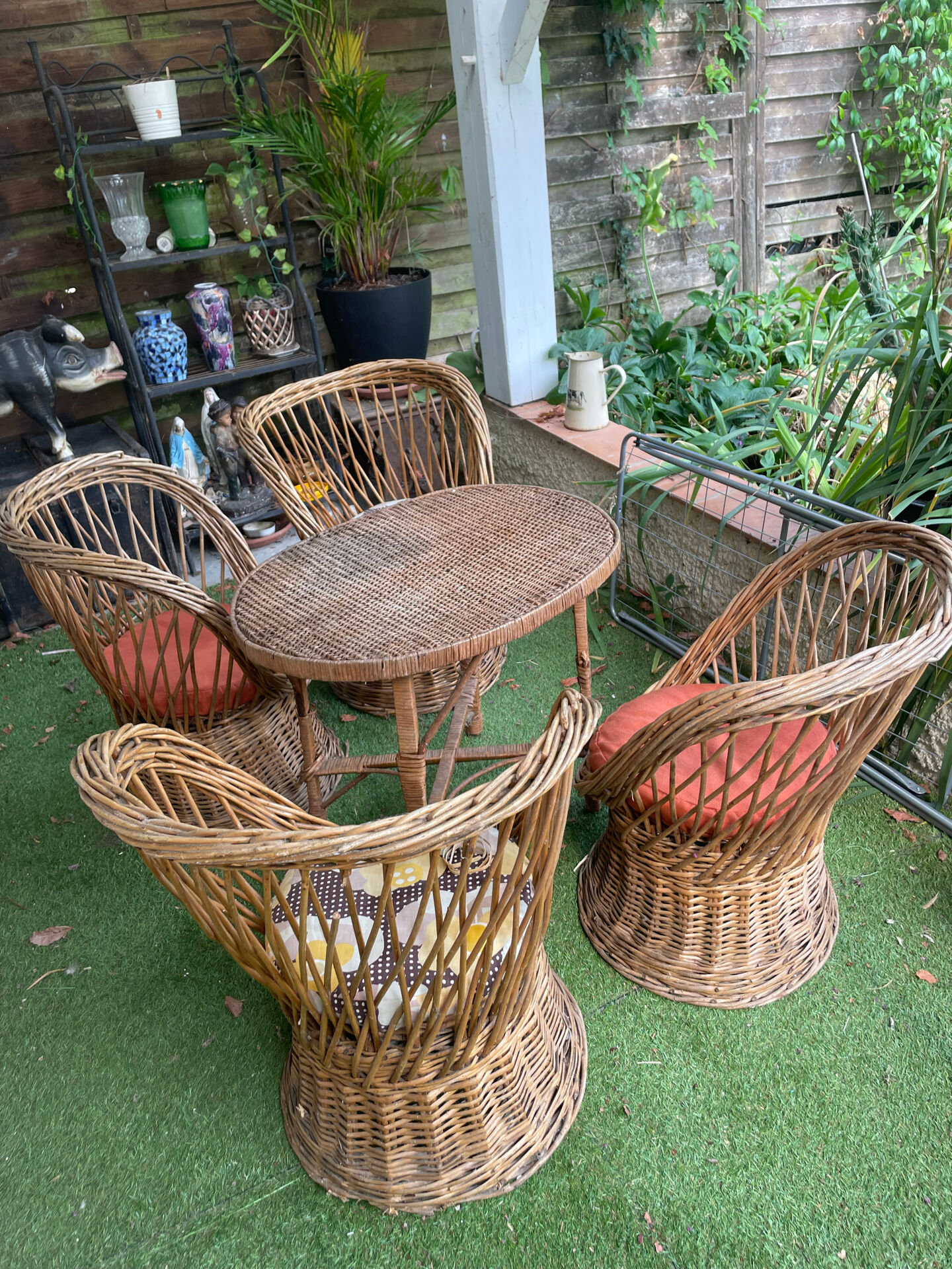 Very beautiful vintage rattan set: 4 armchairs and a table (75/57cm).