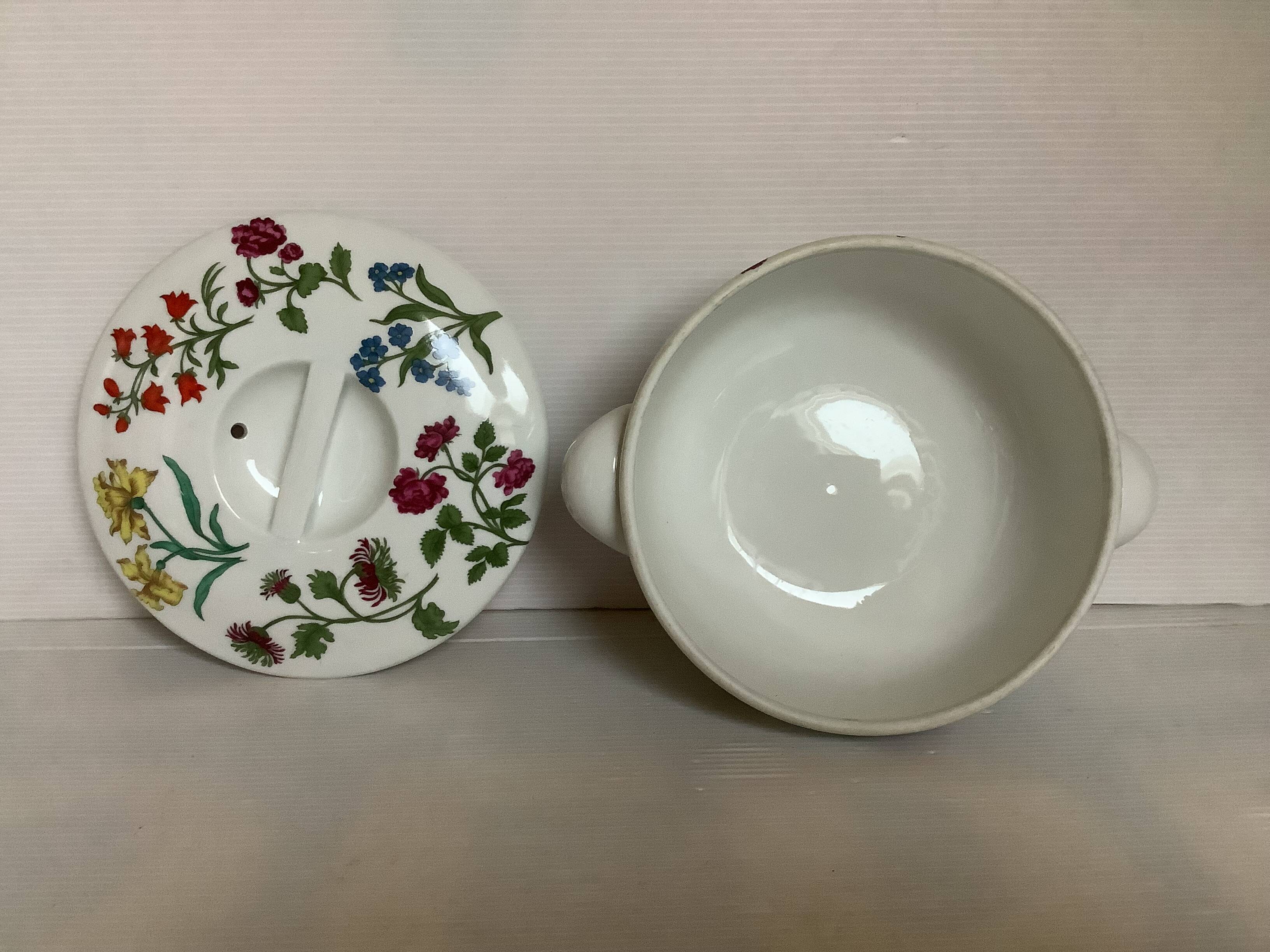 Paire de cassolettes avec couvercles en porcelaine de Paris