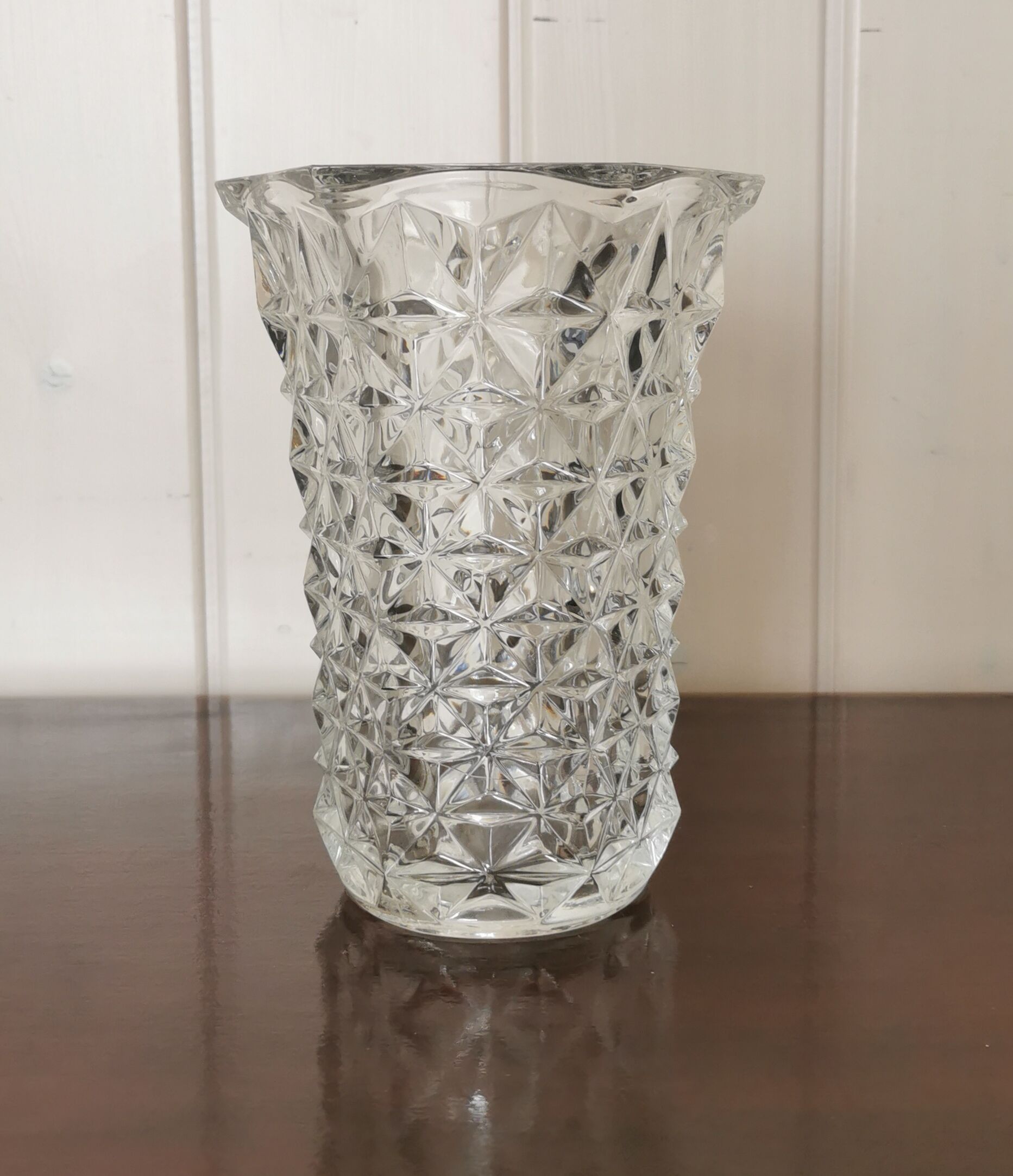 Chiseled glass vase pattern radiance