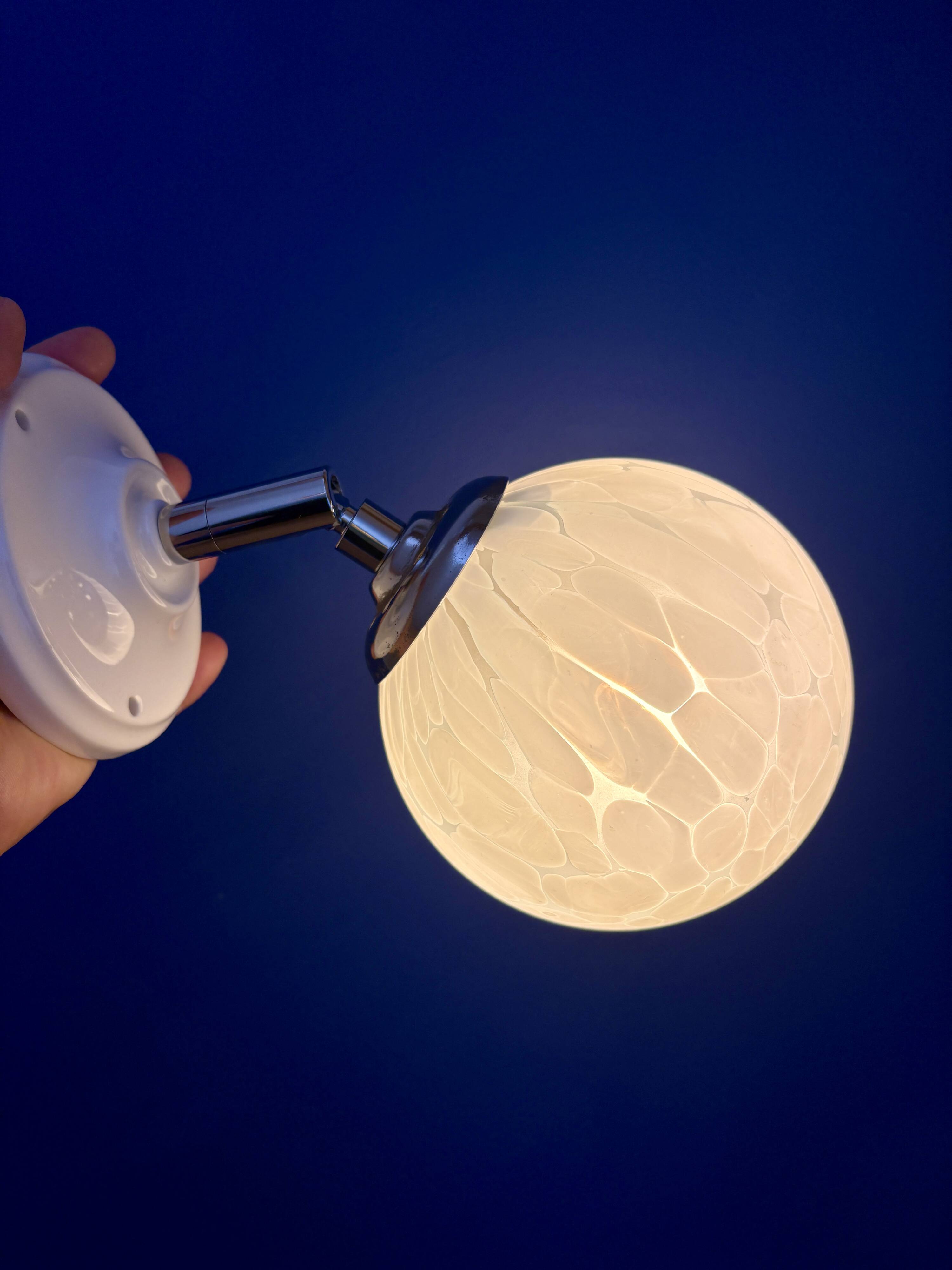 Applique globe vintage en verre de Clichy blanc