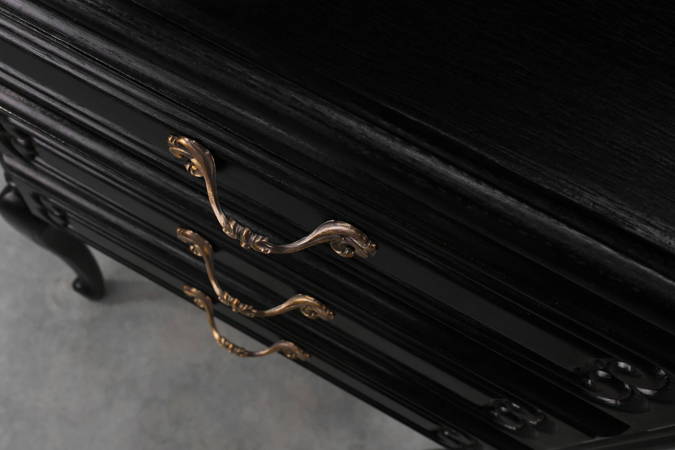 Commode de style Louis XV en chêne laqué noir, France, années 1950