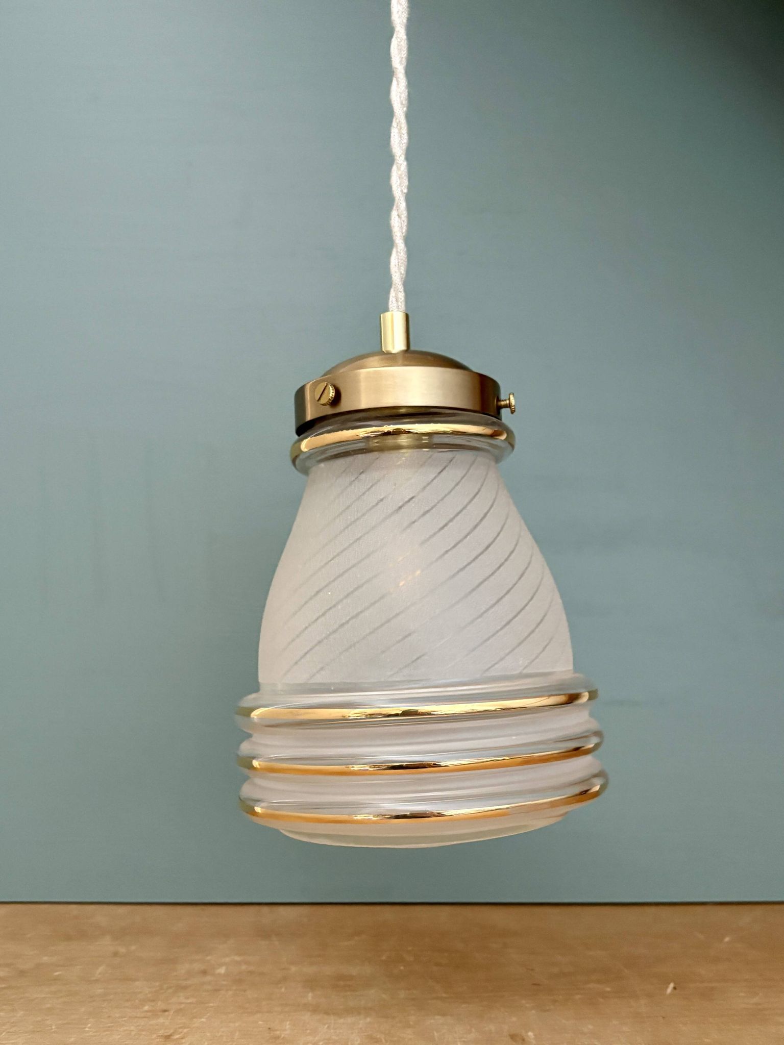 Suspension globe antique Art Deco in frosted white and gold glass.