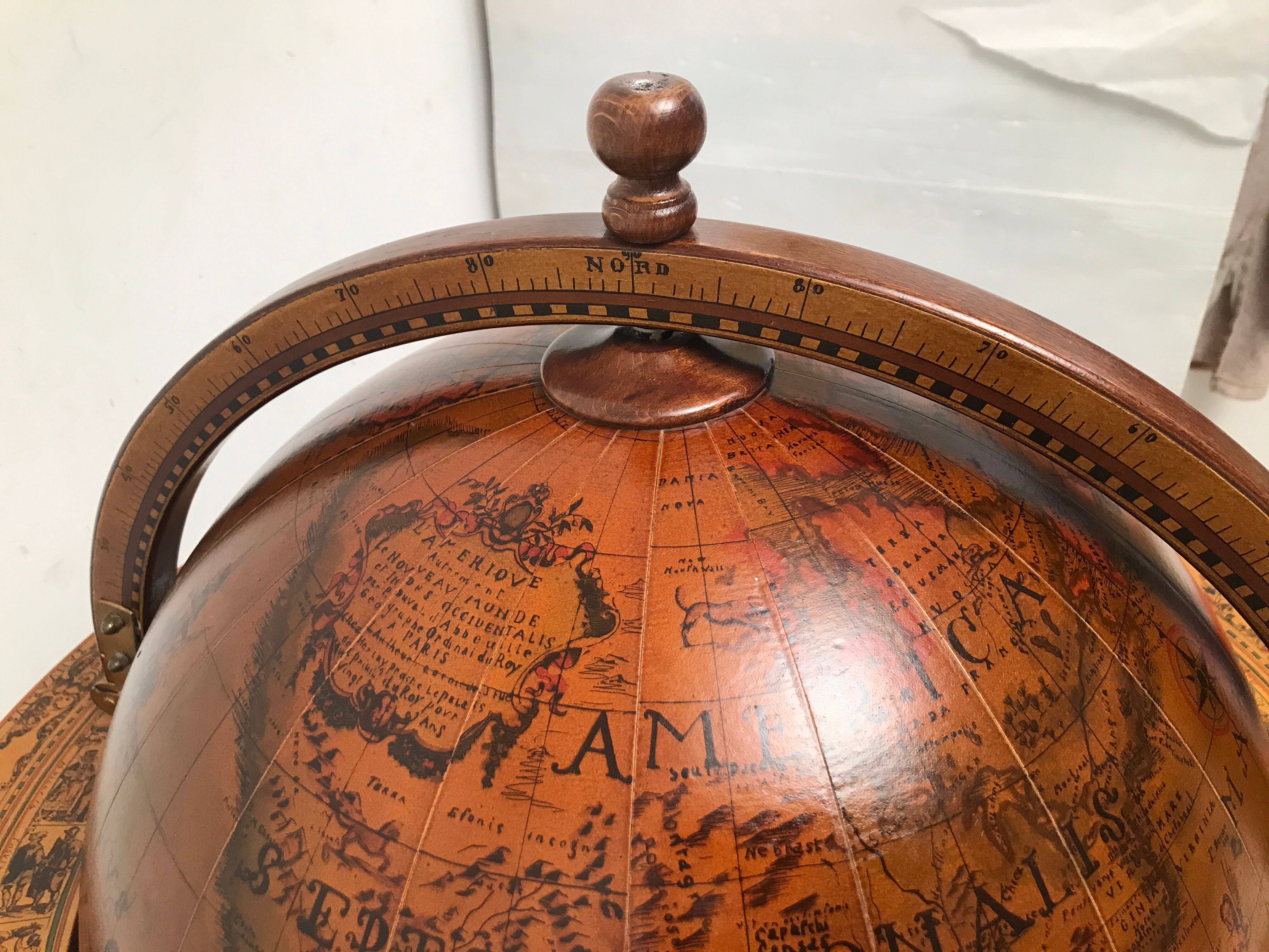 Bar en forme de globe terrestre vintage