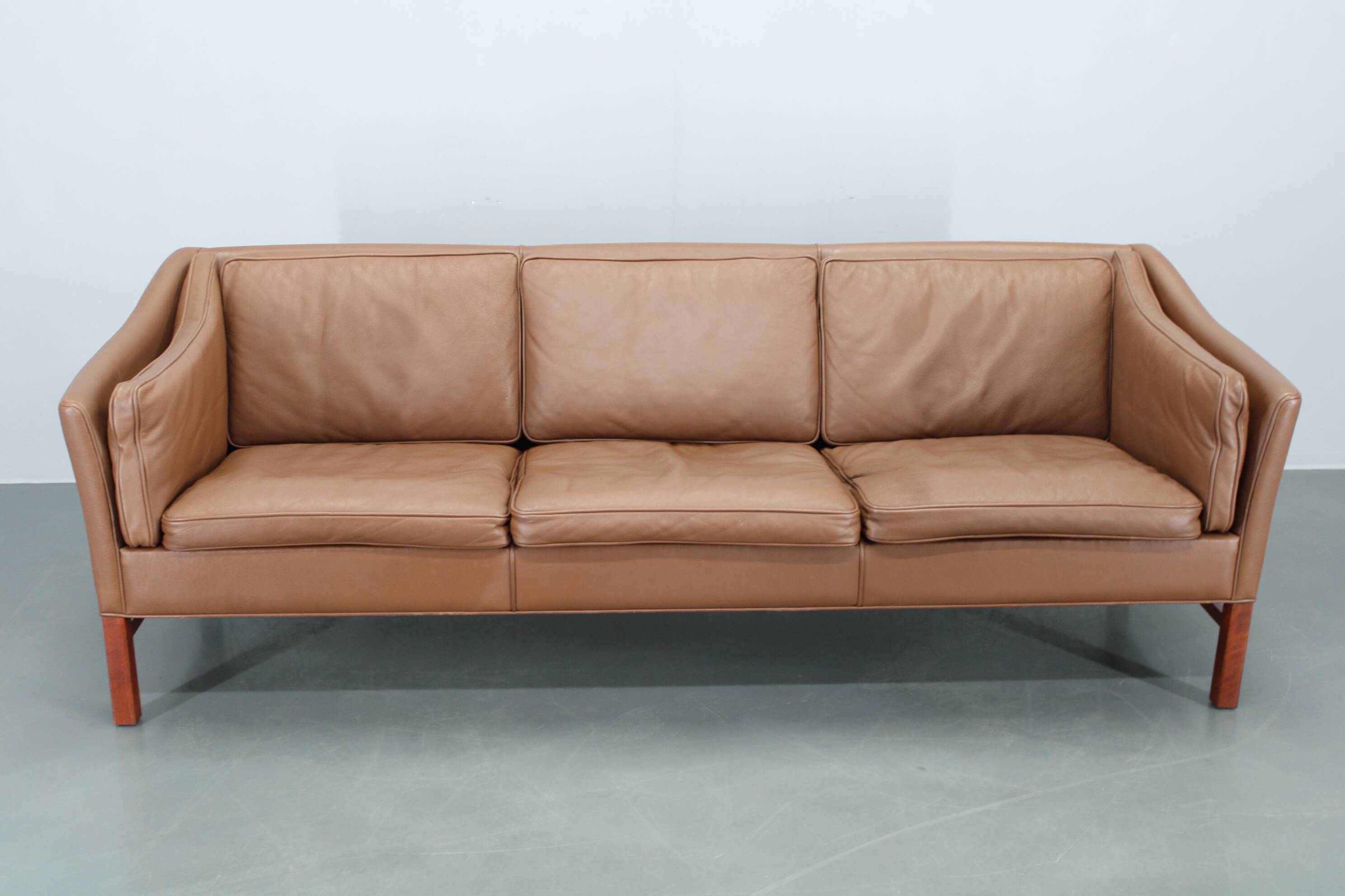 Canapé 3 places danois des années 1970 en cuir marron avec structure en hêtre