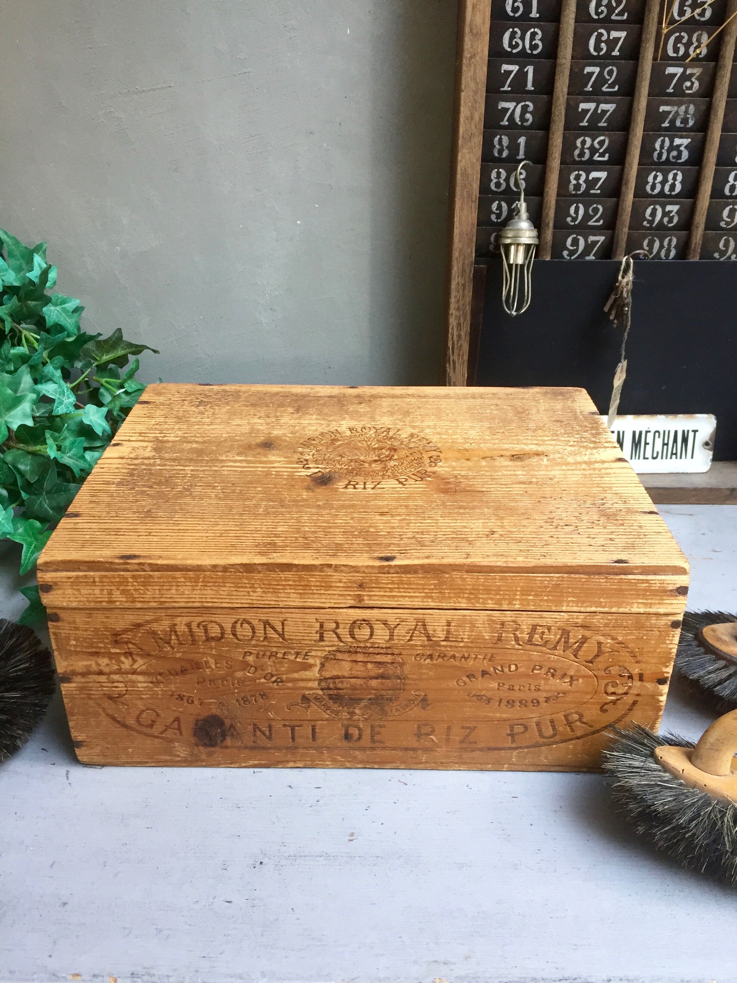 Former "starch Royal Remy" wooden box