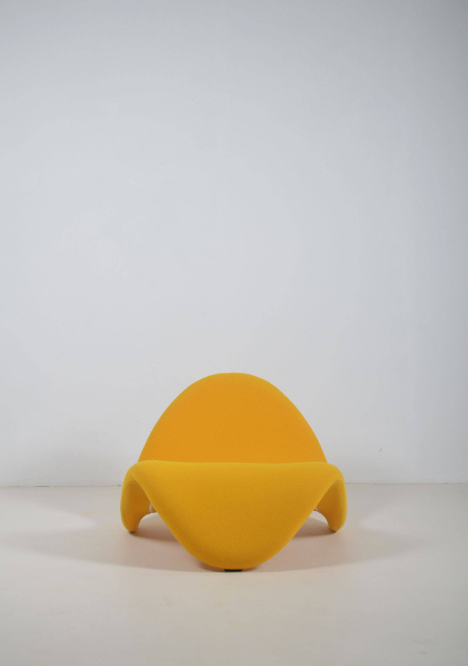 Yellow F577 Tongue designed by Pierre Paulin for Artifort