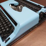Machine à écrire Olympia Standard bleue pastel vintage révisée