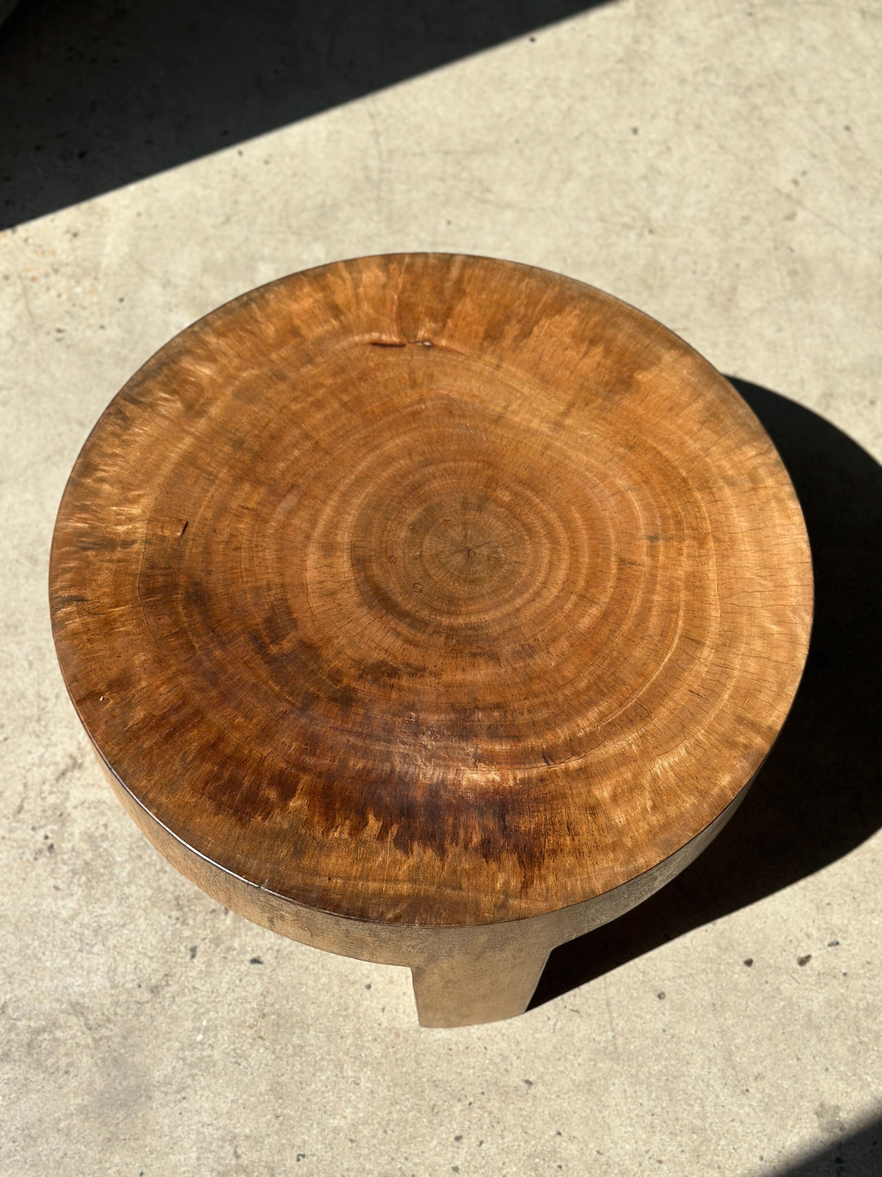 Quadripod coffee table in solid wood monoxyl natural color (dark)