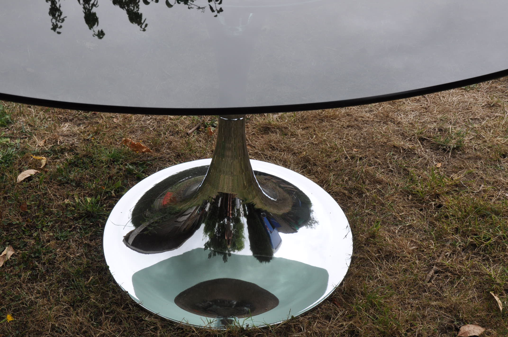 Oval tulip foot table from the 70s