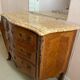 Commode de style Louis XV en marqueterie – marbre beige – bronze doré