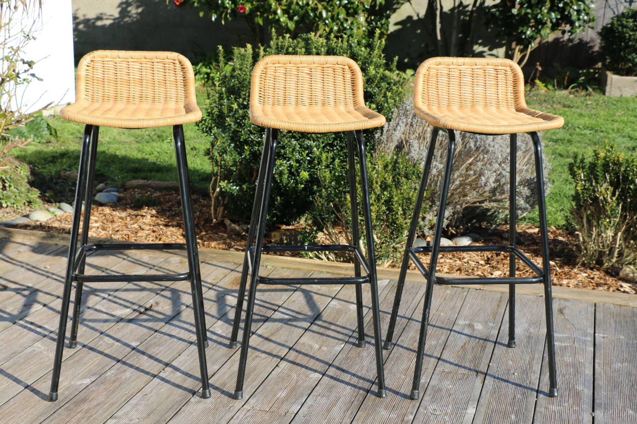 3 tabourets rotin et métal noir dirk van sliedregt