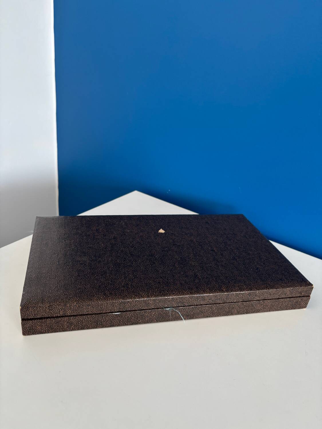 Set of 6 vintage silver metal knife holders and bottle opener, chev design