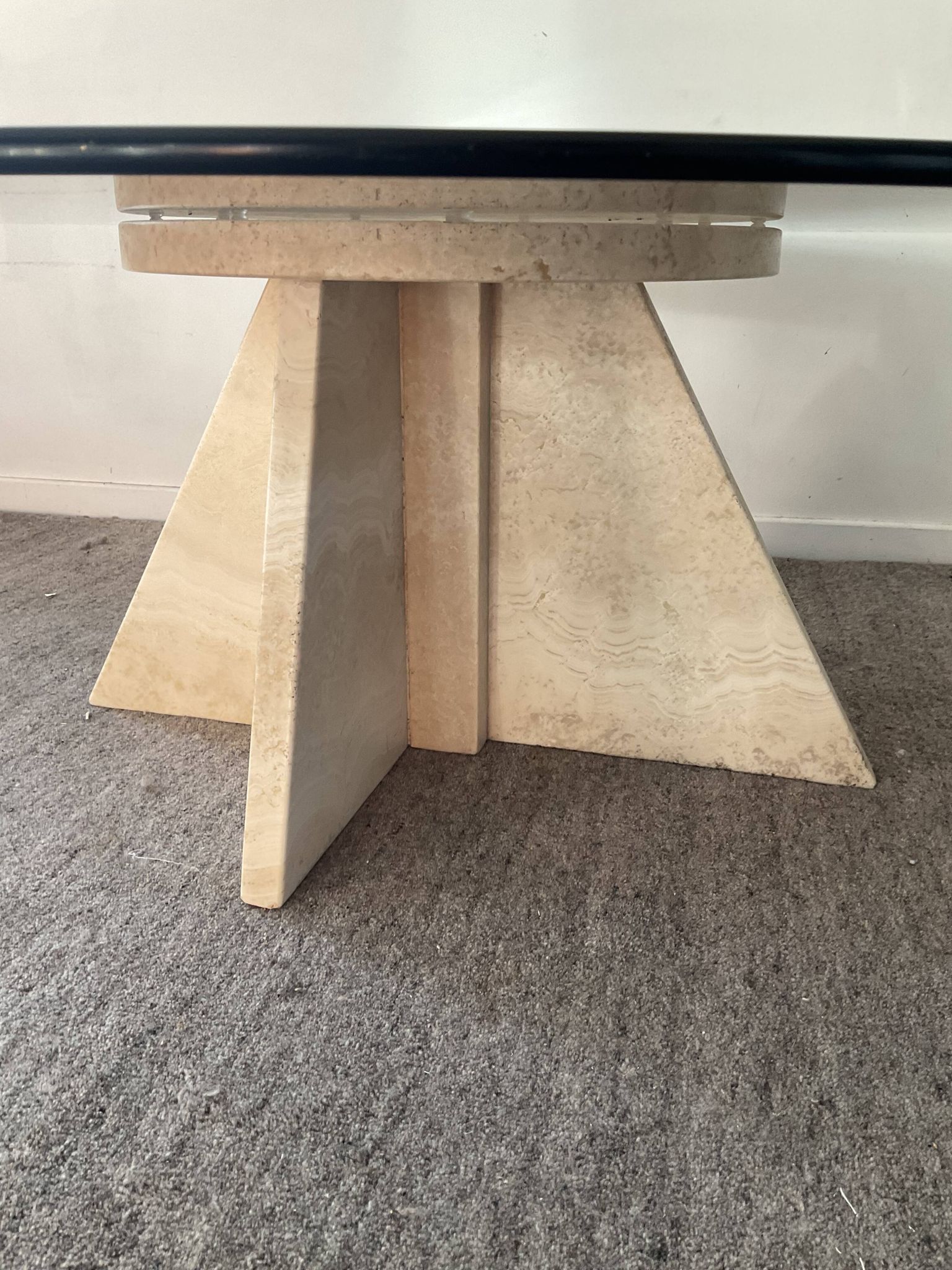 Table basse vintage en travertin et verre fumé années 70