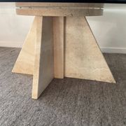 Table basse vintage en travertin et verre fumé années 70
