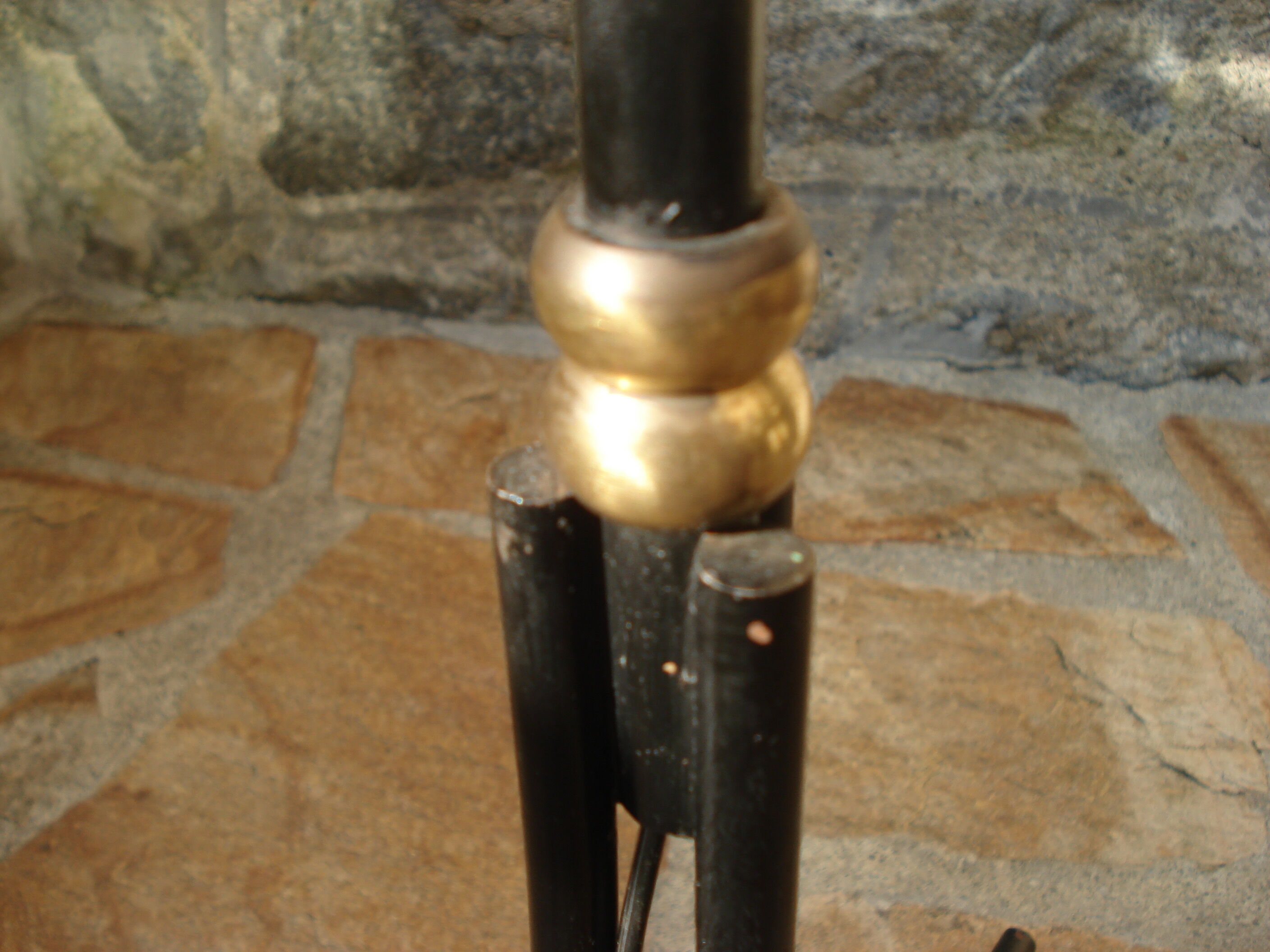 Black metal lamp and brass dore reglable tripod