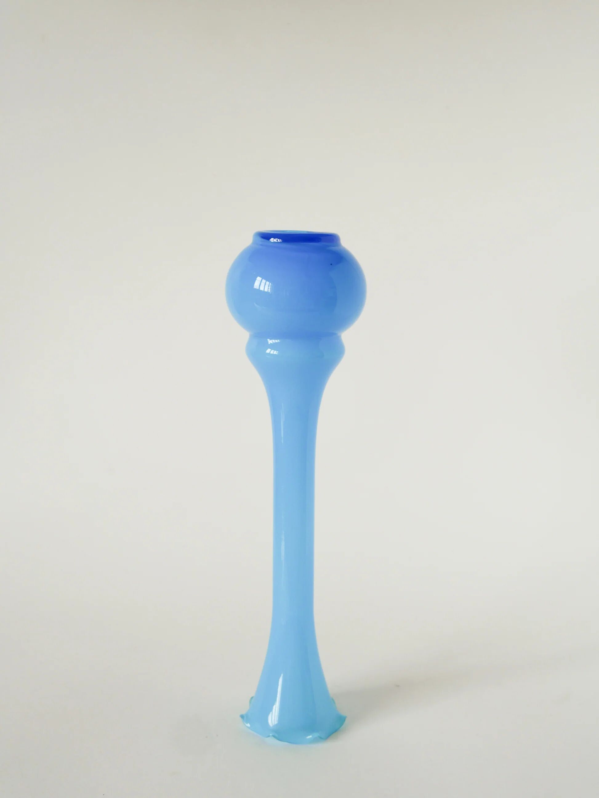 Vase en opaline dentelé, bleu ciel, 1960