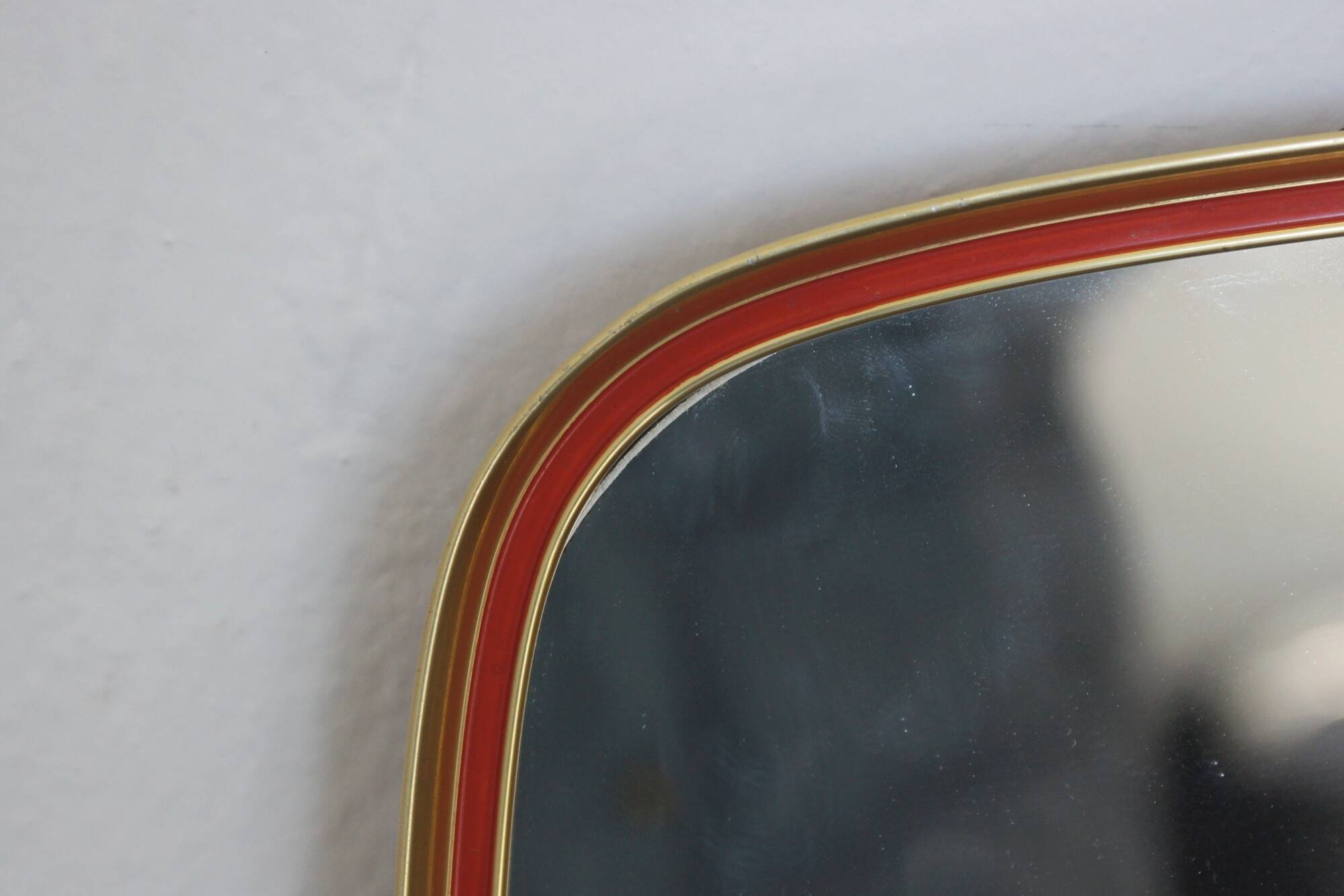 Miroir doré et rouge, années 1960