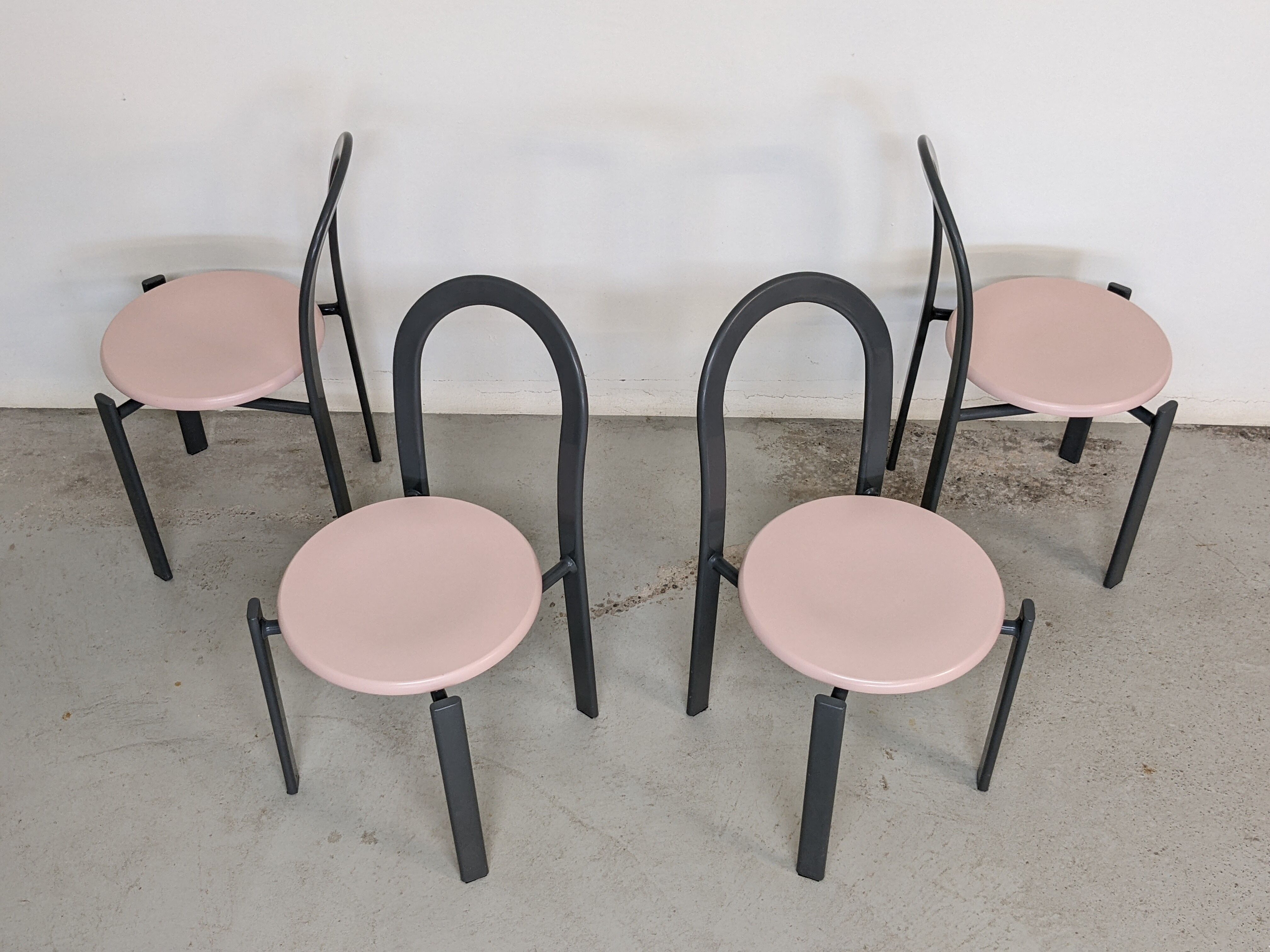 Suite of 4 80s design chairs published by Samo