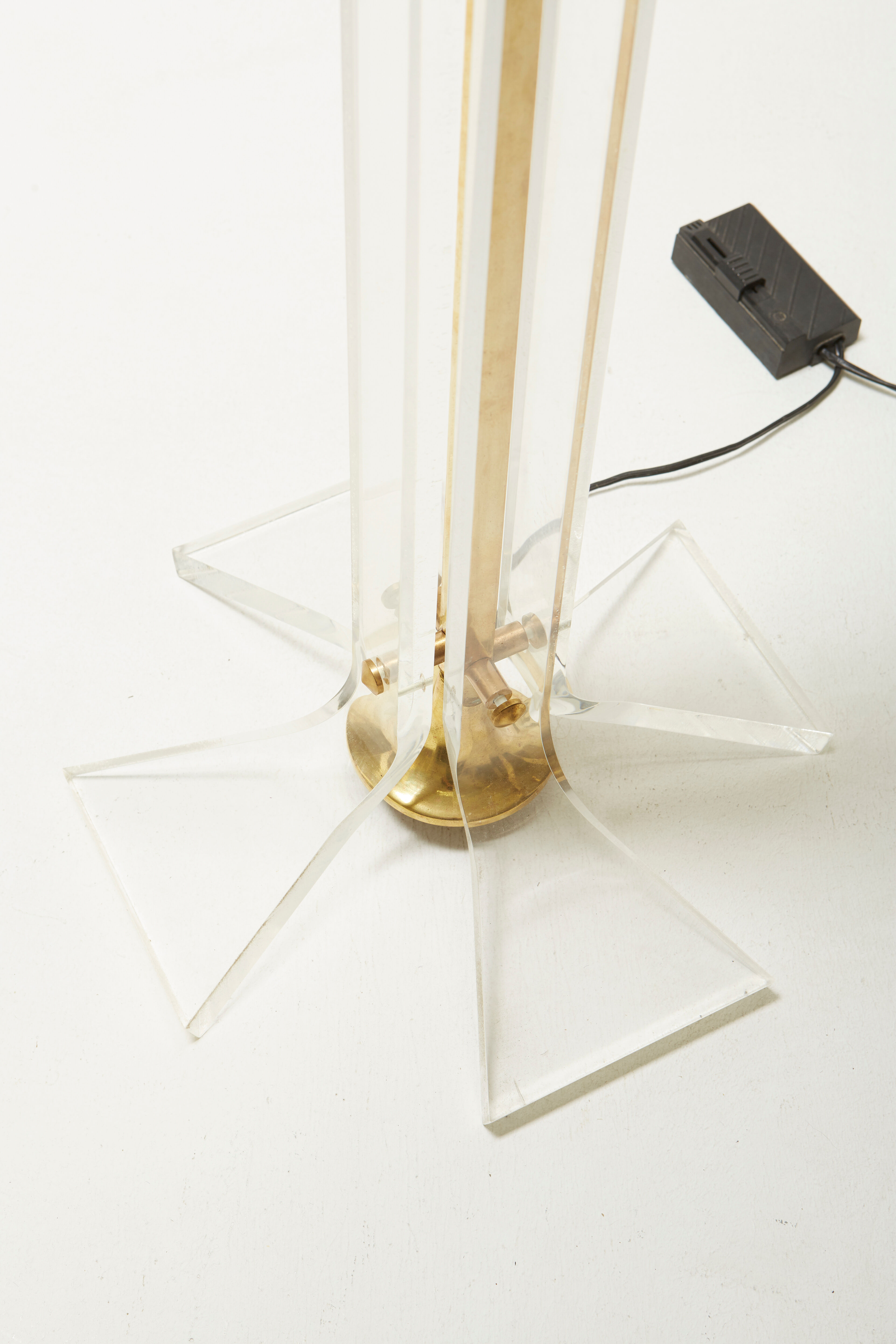 Brass and plexiglass floor lamp Hollywood regency 1970s
