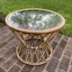 Table basse en rotin et plateau en verre
