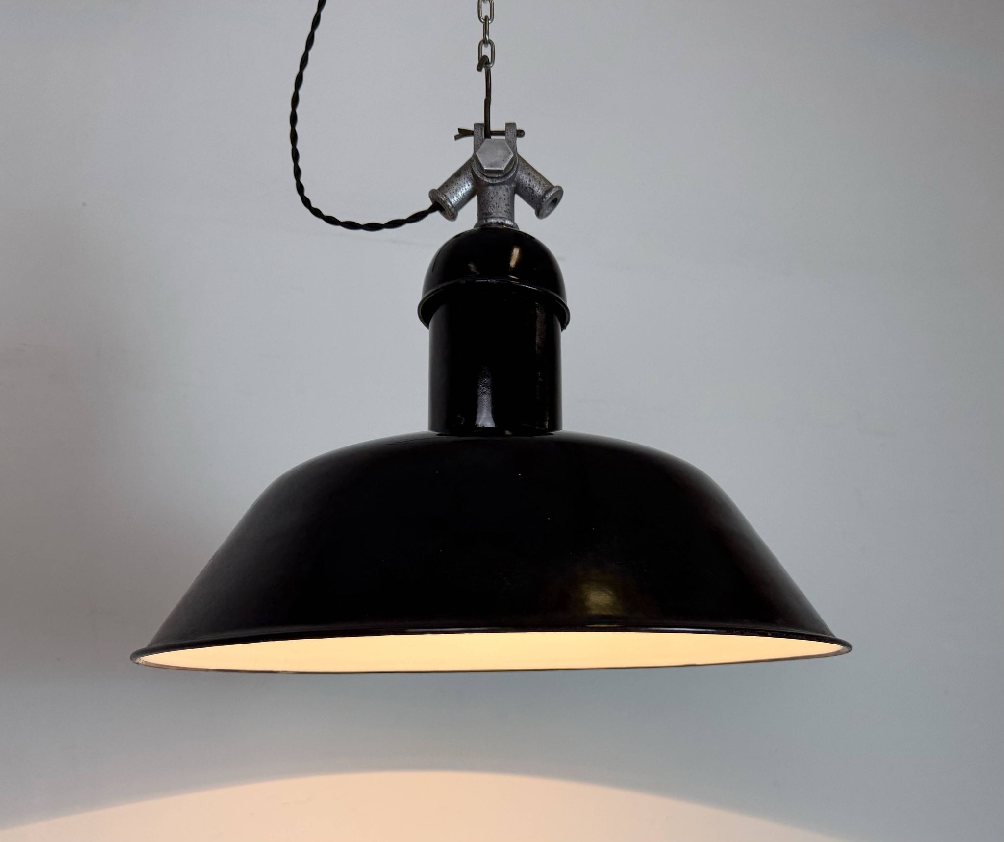 Lampe suspendue industrielle en émail noir de AEG, années 1930