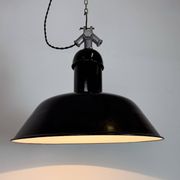 Lampe suspendue industrielle en émail noir de AEG, années 1930