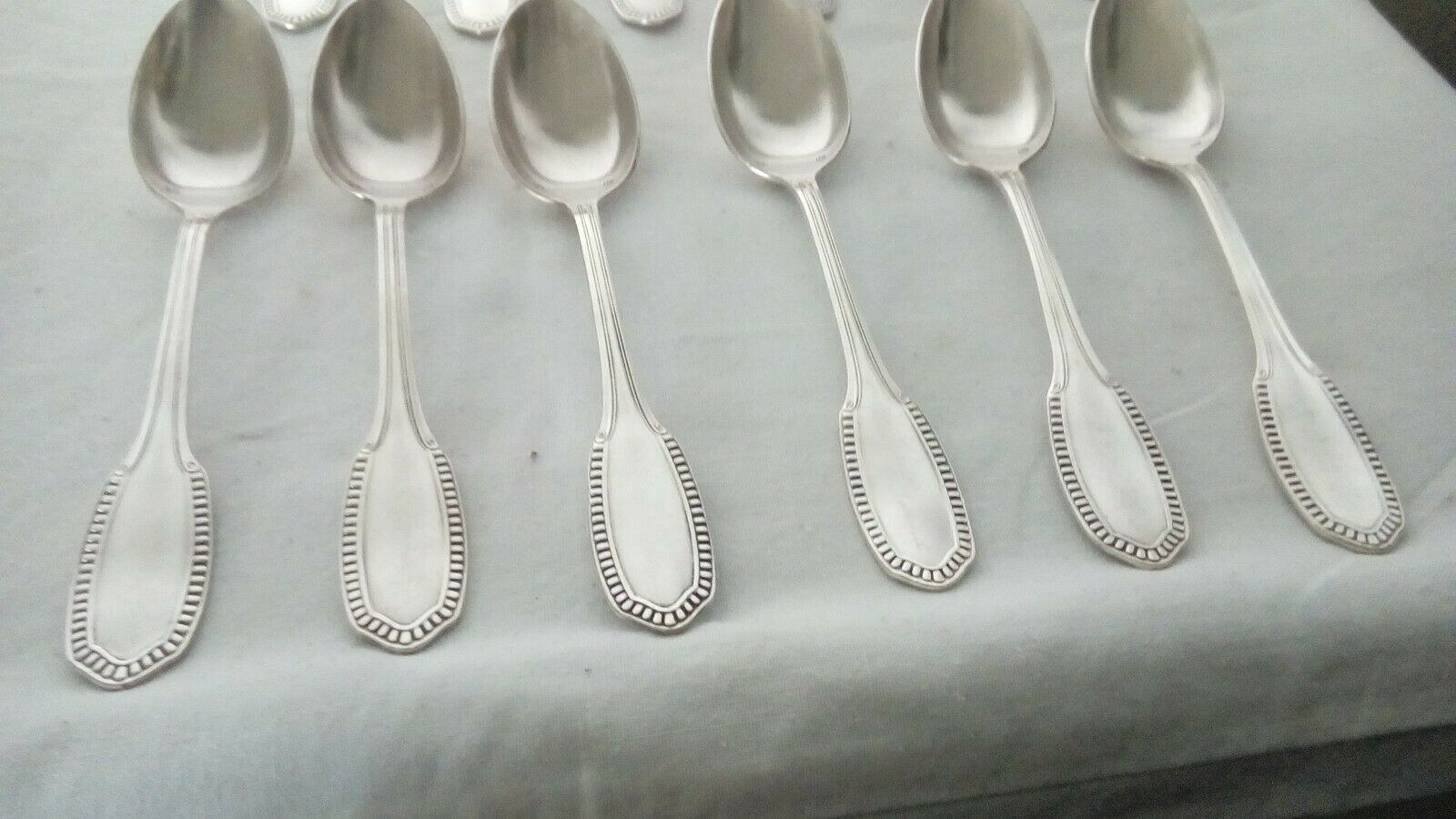 Set de 12 petites cuillères en métal argenté modèle perle et coquille