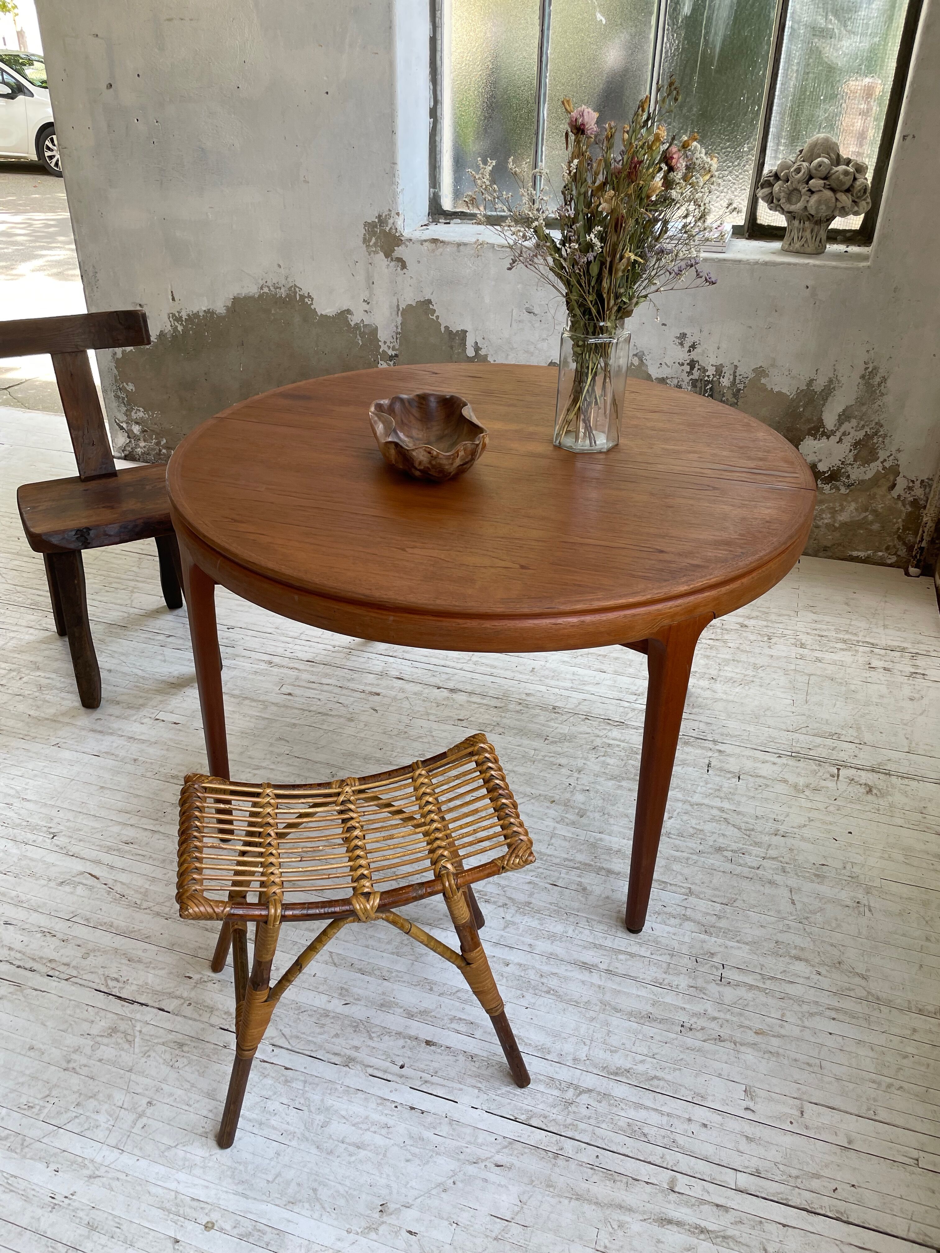 Round table 120-230 cm scandinavian samcom arne hovmand olsen