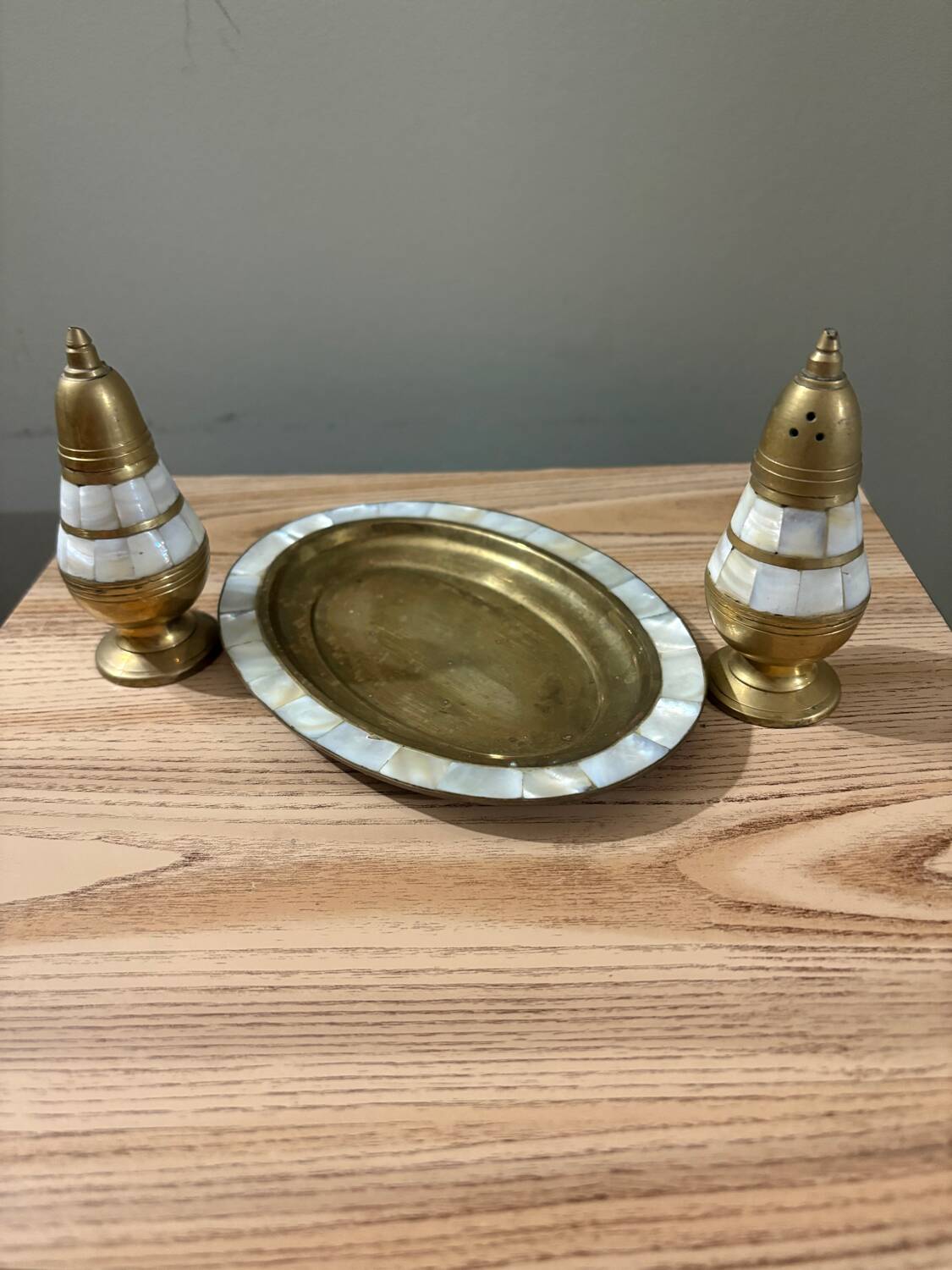 Salière poivrière laiton et nacre vintage