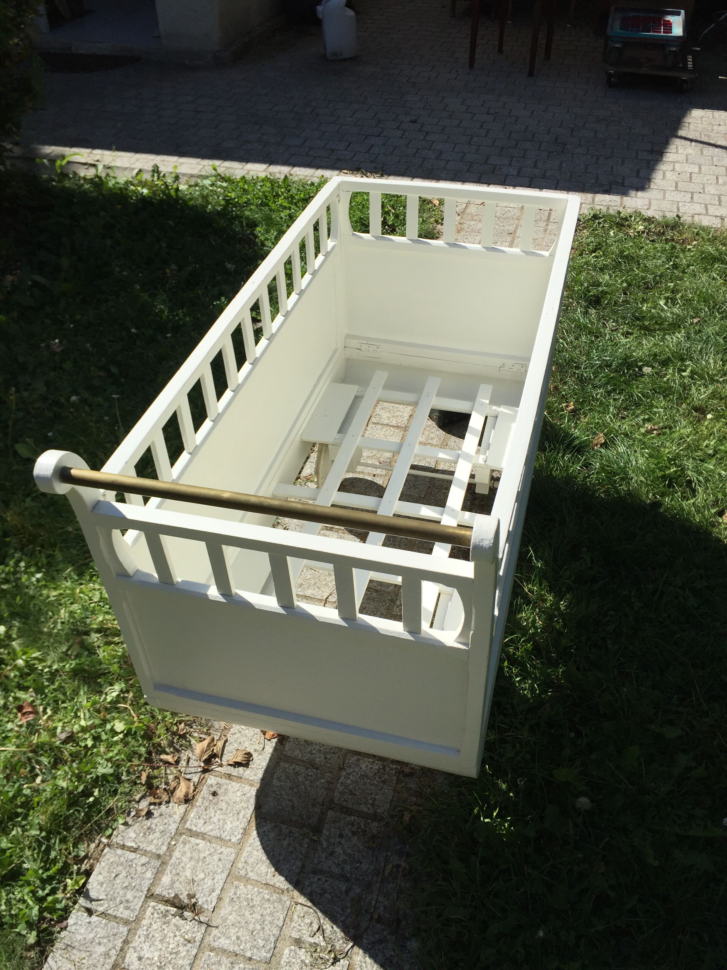 Old baby bed camper 1950 vintage