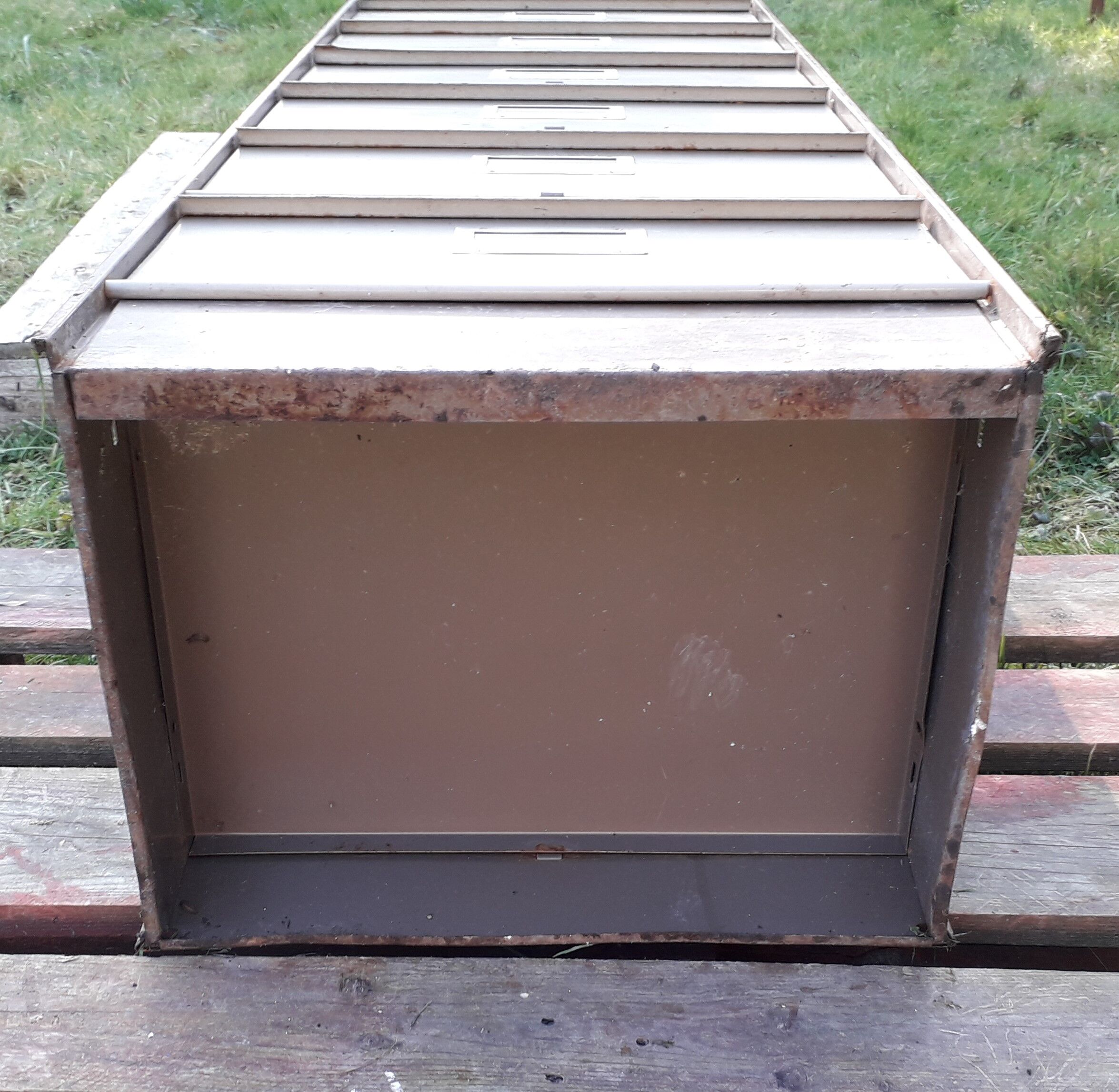 Furniture industrial clamshell