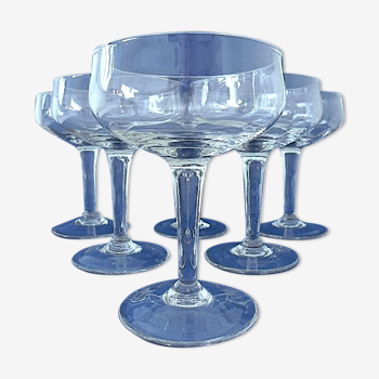 Suite de six coupes à champagne en verre sur pied. Mention sous la base : "importé de Belgique".