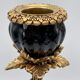 Paire de bougeoirs perroquets en porcelaine et bronze doré – style Louis XVI – 47 cm
