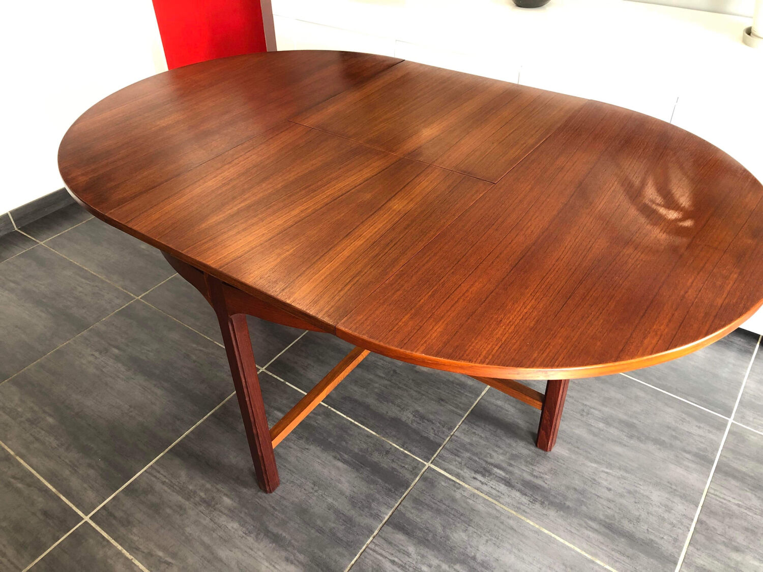 Scandinavian extendable round table 1970s