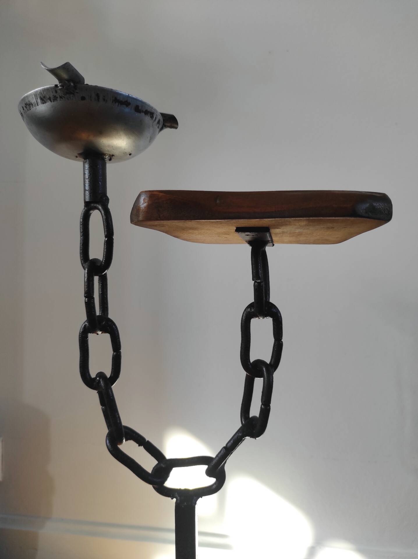 Meuble d'appoint, cendrier brutaliste en fer forgé et bois
