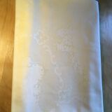 Nappe damassée jaune pâle et crème