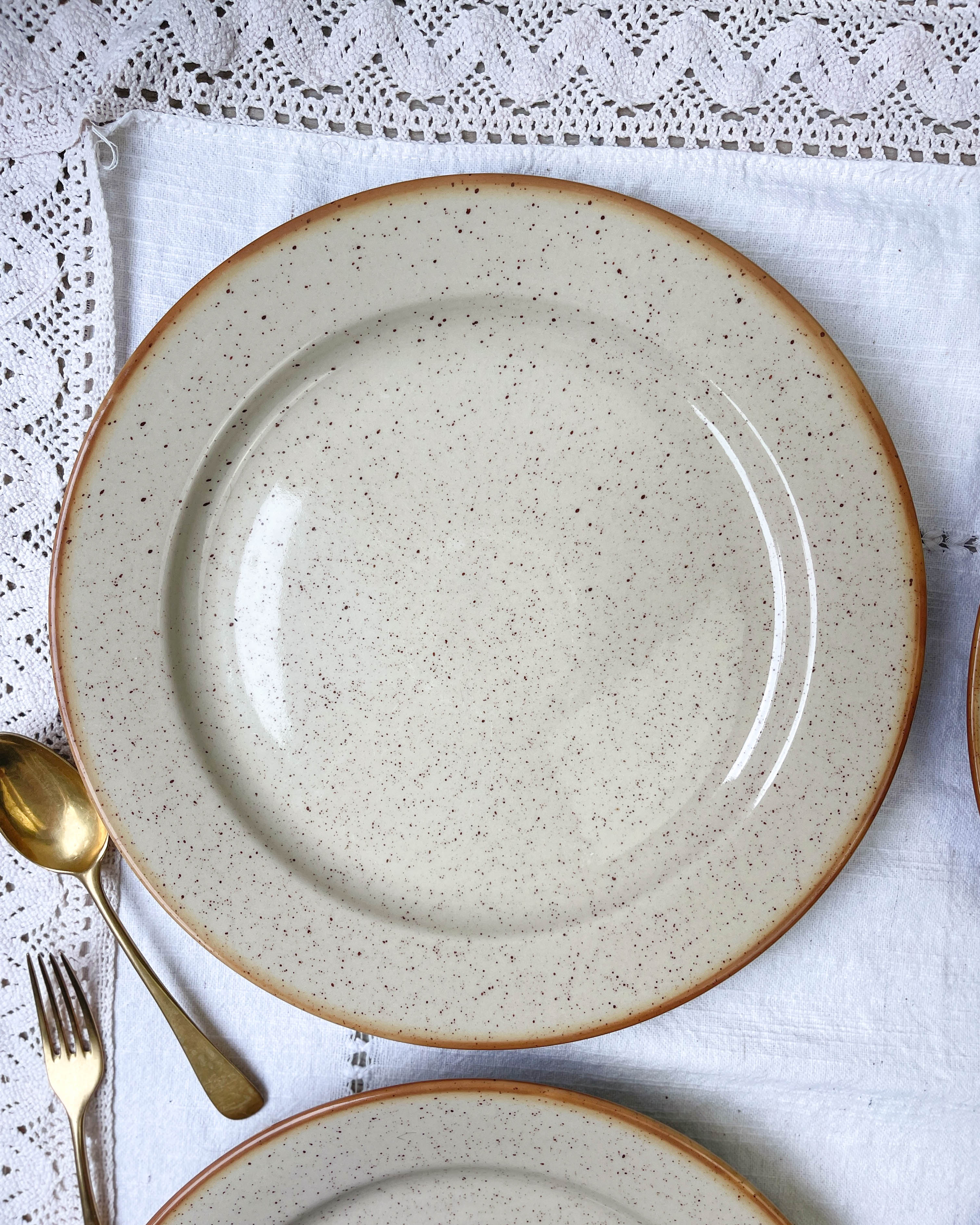 Round dish in tulowice speckled sandstone