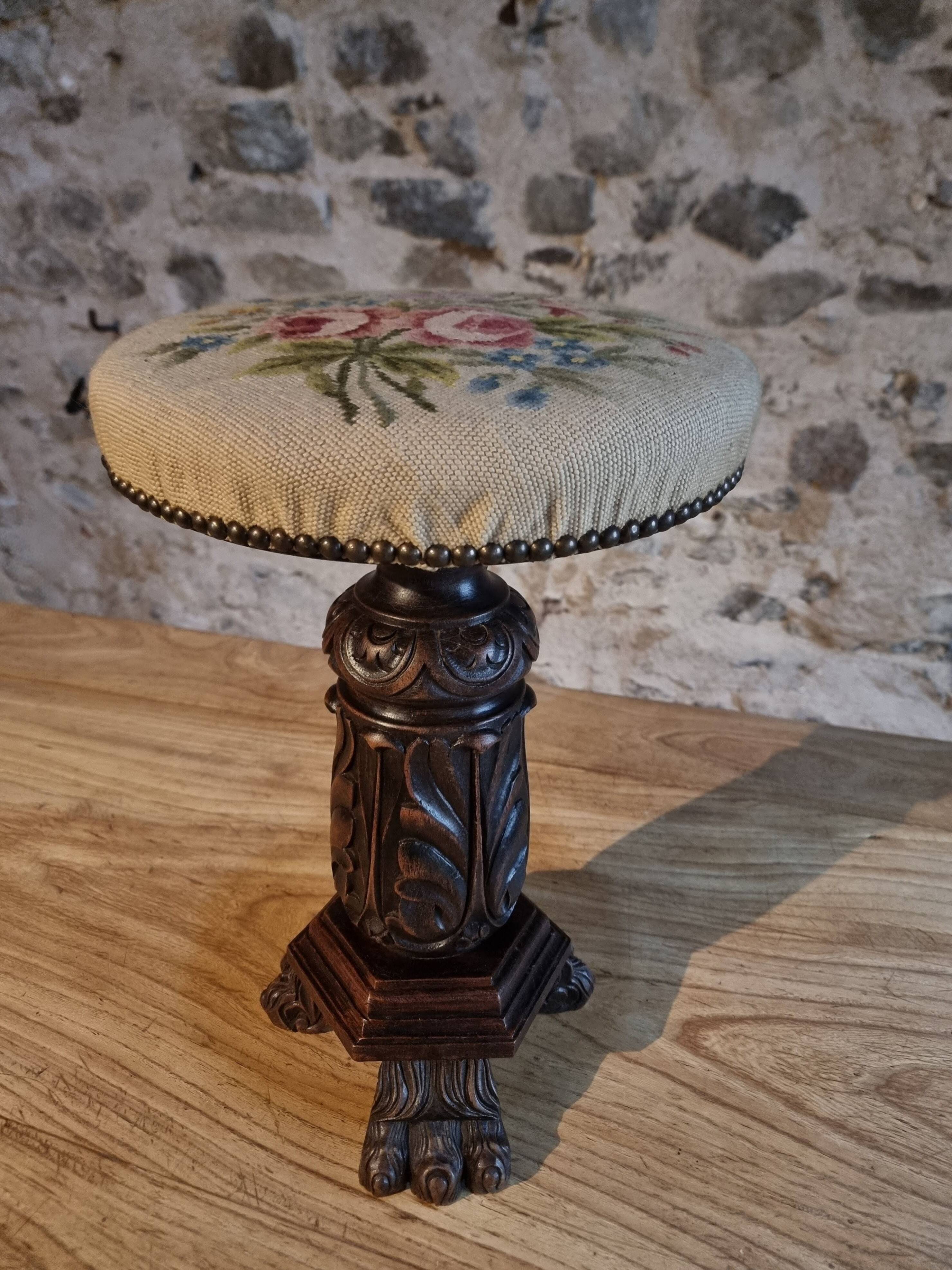 Tabouret de piano ancien en bois réglable avec base sculptée et assise en tapisserie, vers 1880–1910