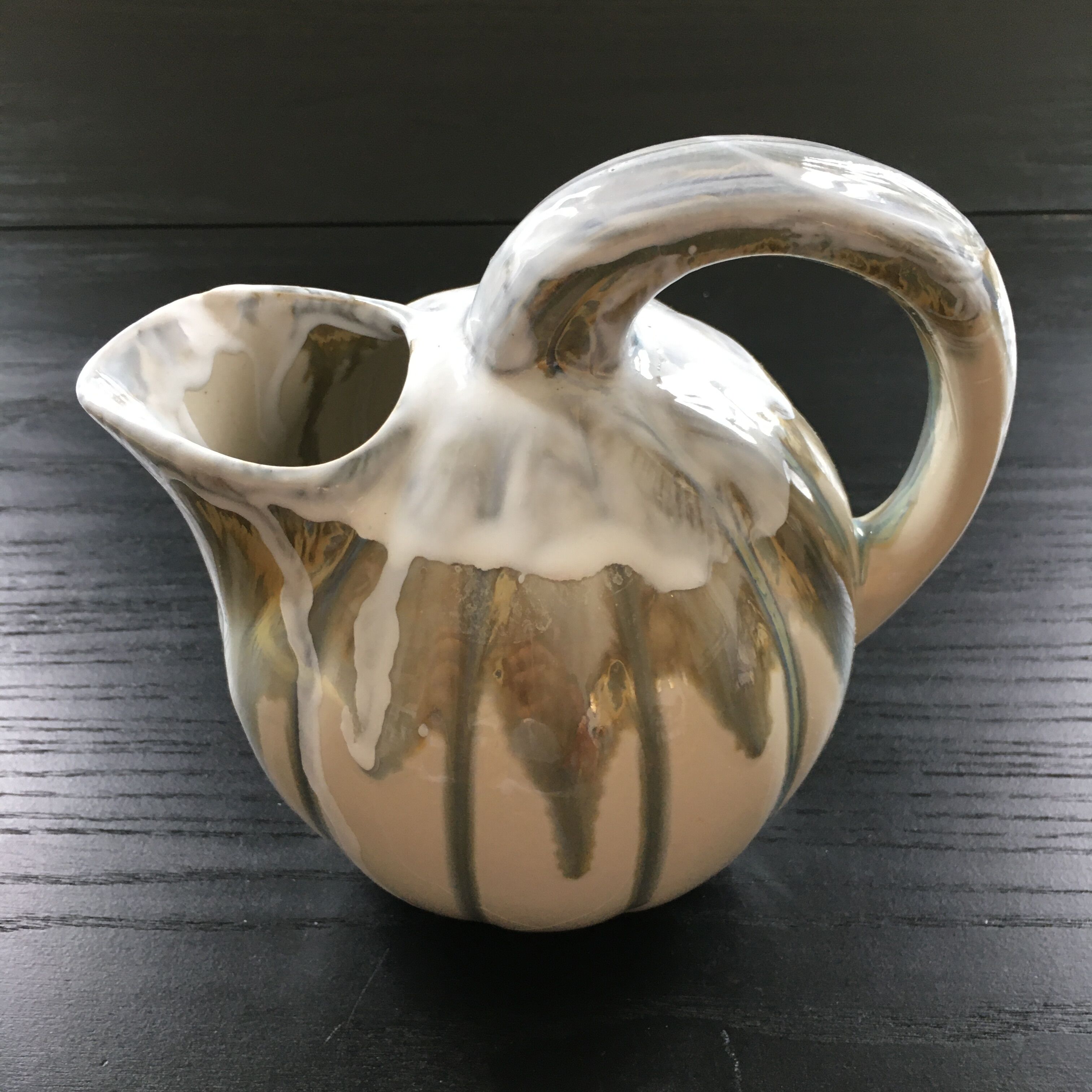 Pitcher melon beige drips